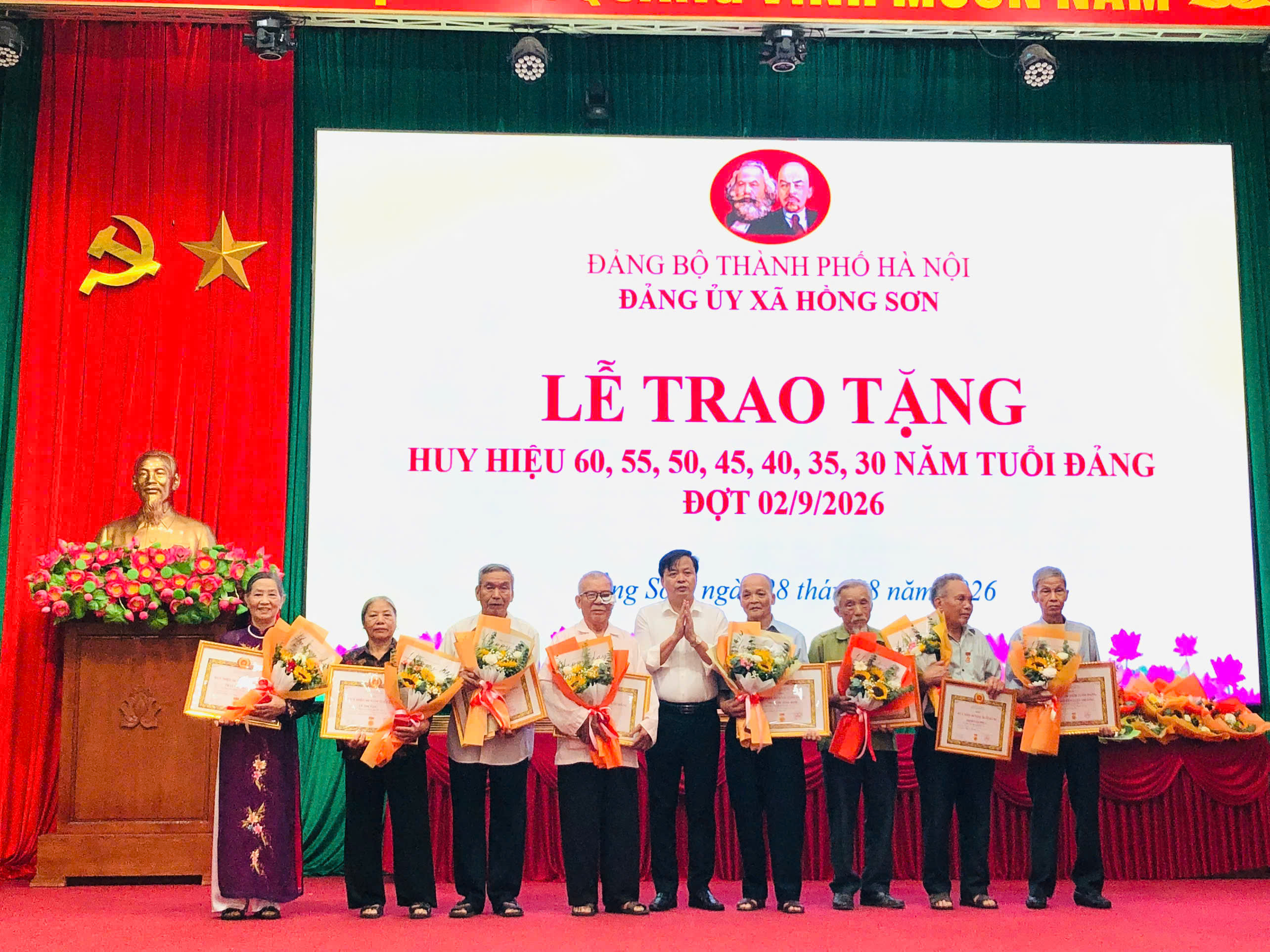 Xã Hồng Sơn trang trọng trao Huy hiệu Đảng, bồi đắp niềm tự hào qua các thế hệ đảng viên