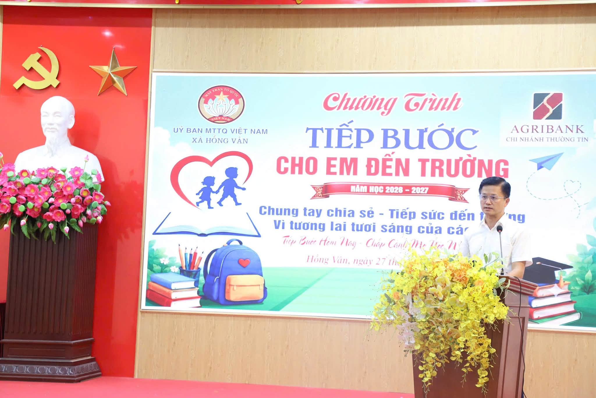 Xã Hồng Vân trao 60 suất quà, tiếp sức học sinh khó khăn đến trường