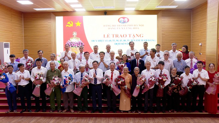 Xã Ứng Hòa trao Huy hiệu Đảng, tri ân 95 đảng viên qua nhiều thế hệ