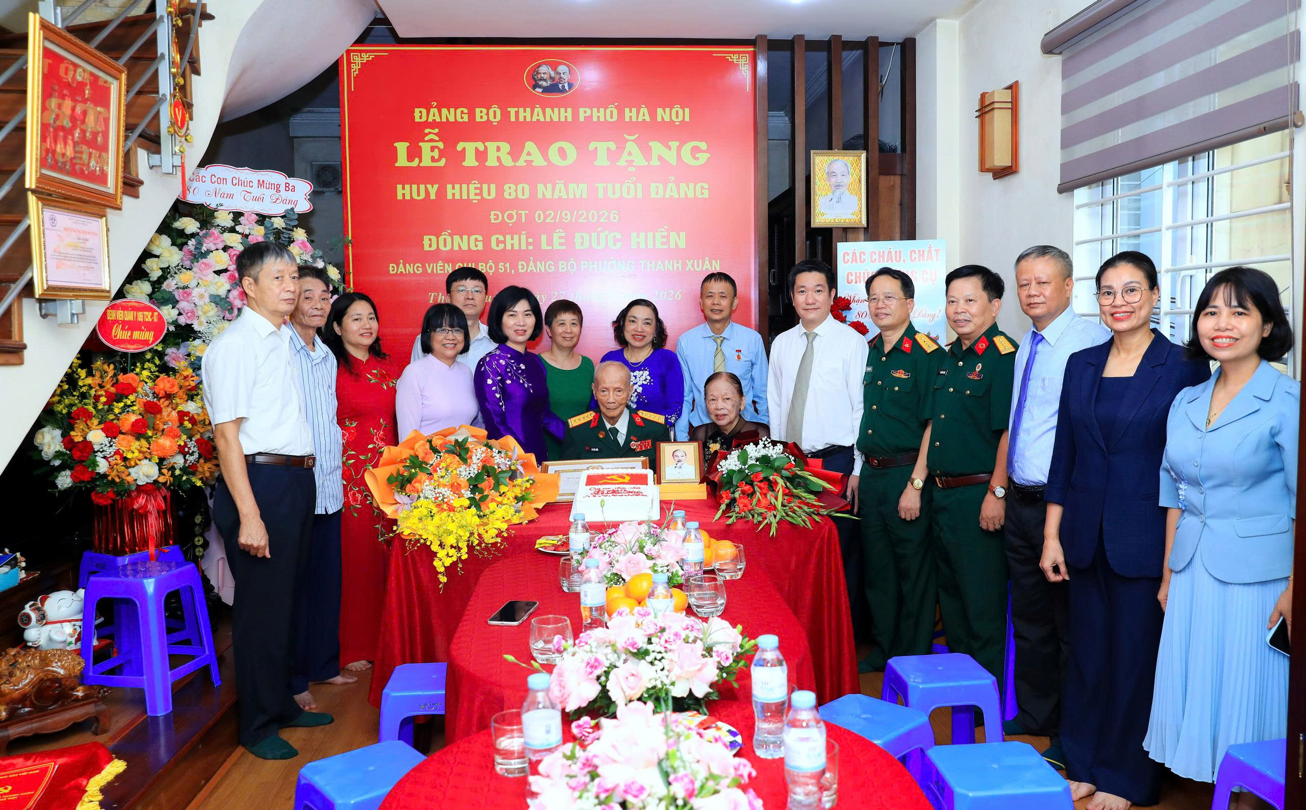 Chủ tịch HĐND thành phố Phùng Thị Hồng Hà trao Huy hiệu Đảng tặng đảng viên lão thành