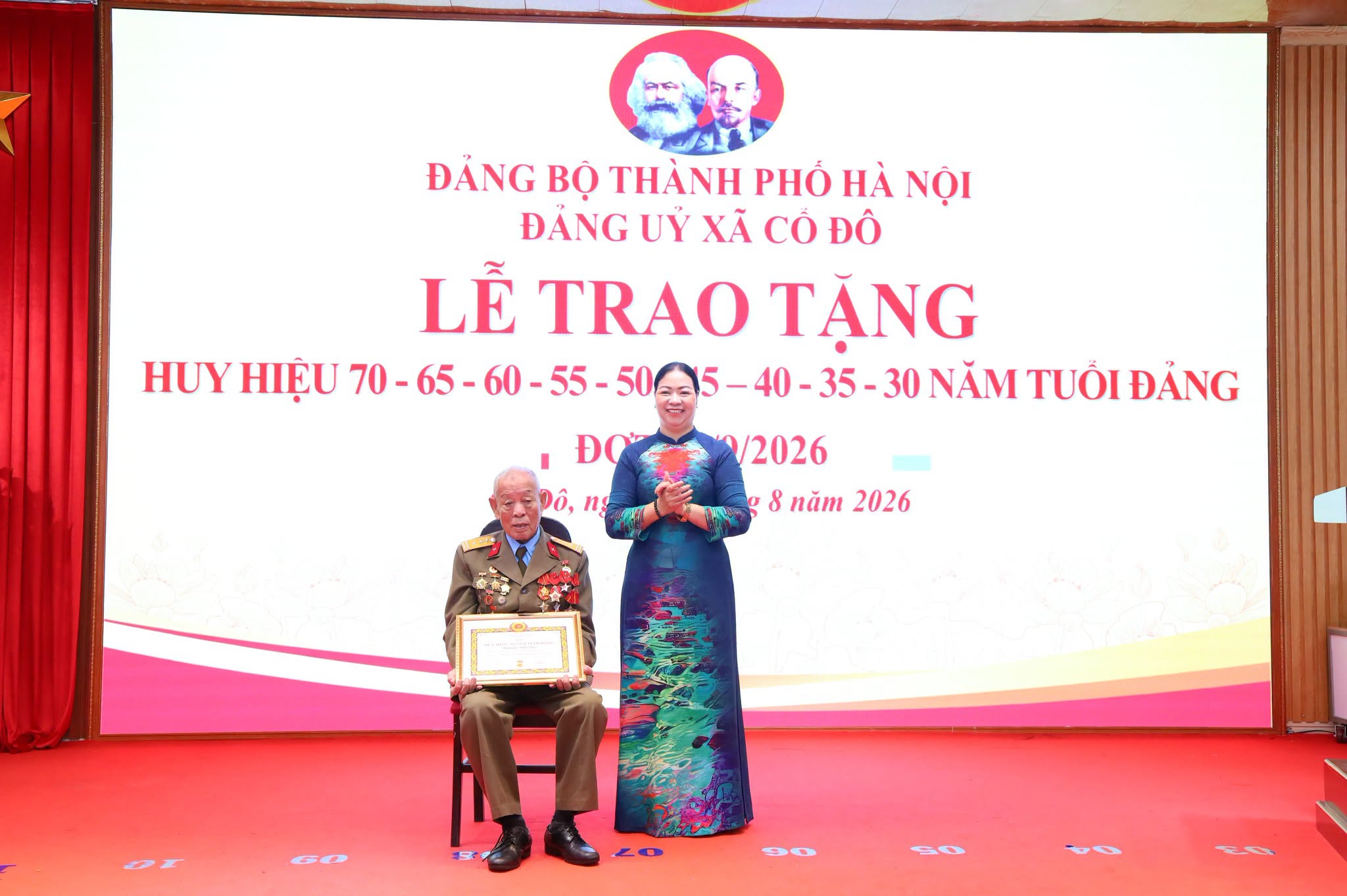 Xã Cổ Đô trao Huy hiệu Đảng, trân trọng những chặng đường cống hiến bền bỉ