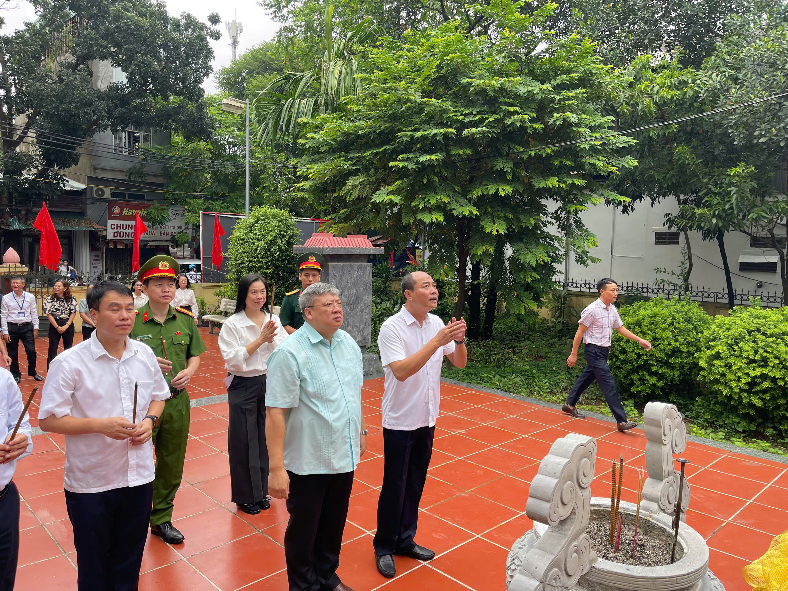 Lãnh đạo phường Định Công dâng hương tri ân các thế hệ đi trước, tiếp nối mạch nguồn cách mạng