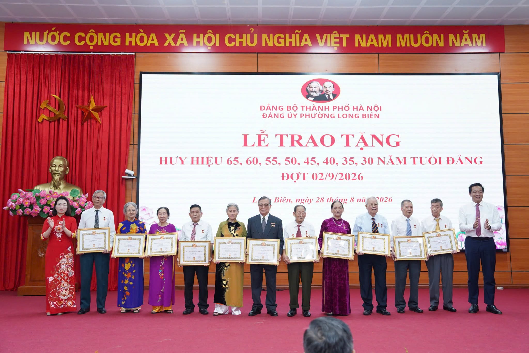 Phường Long Biên trao Huy hiệu Đảng tặng 154 đảng viên, tiếp nối giá trị từ những chặng đường cống hiến