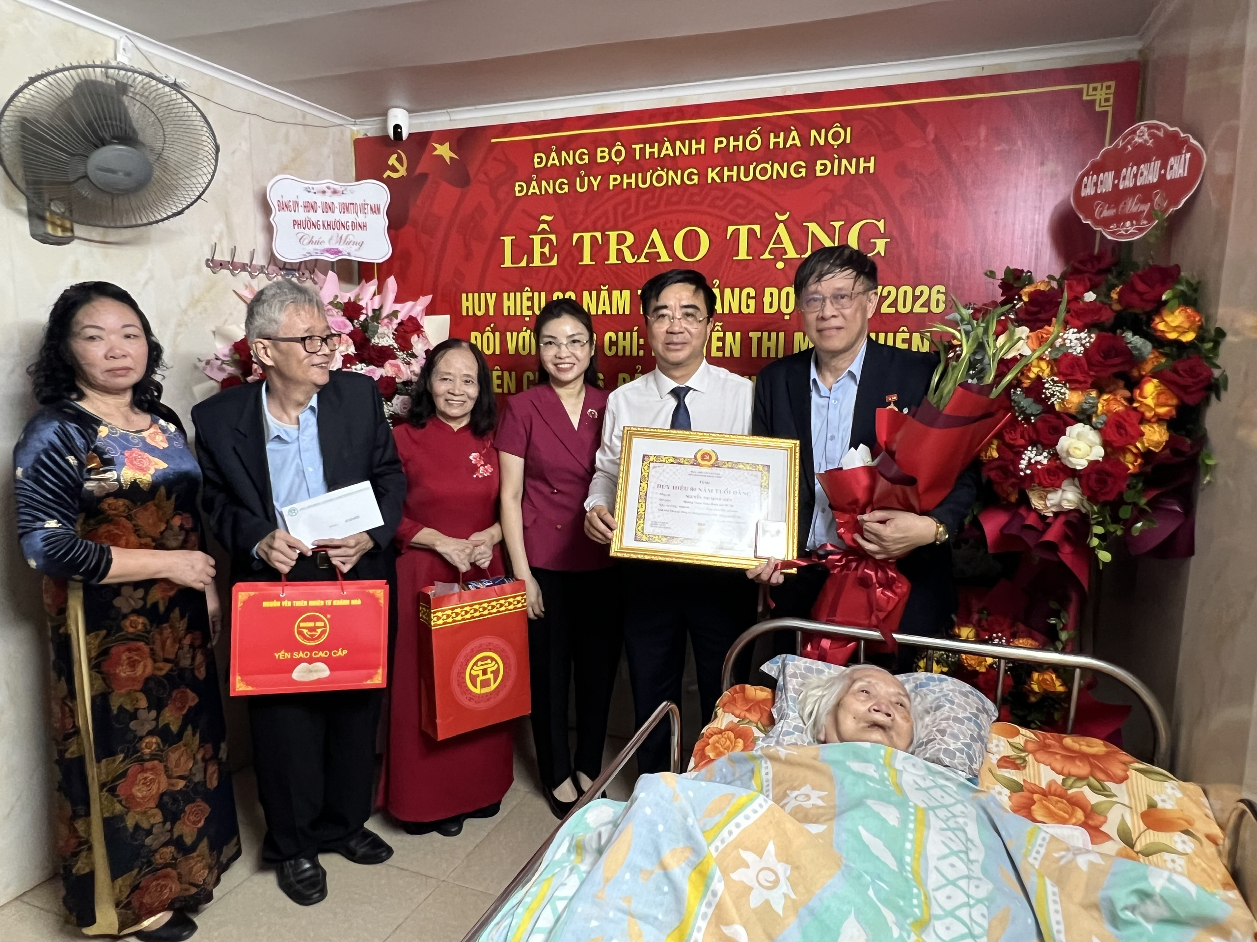 Phường Khương Đình: Trao Huy hiệu Đảng tại nhà tặng đảng viên lão thành