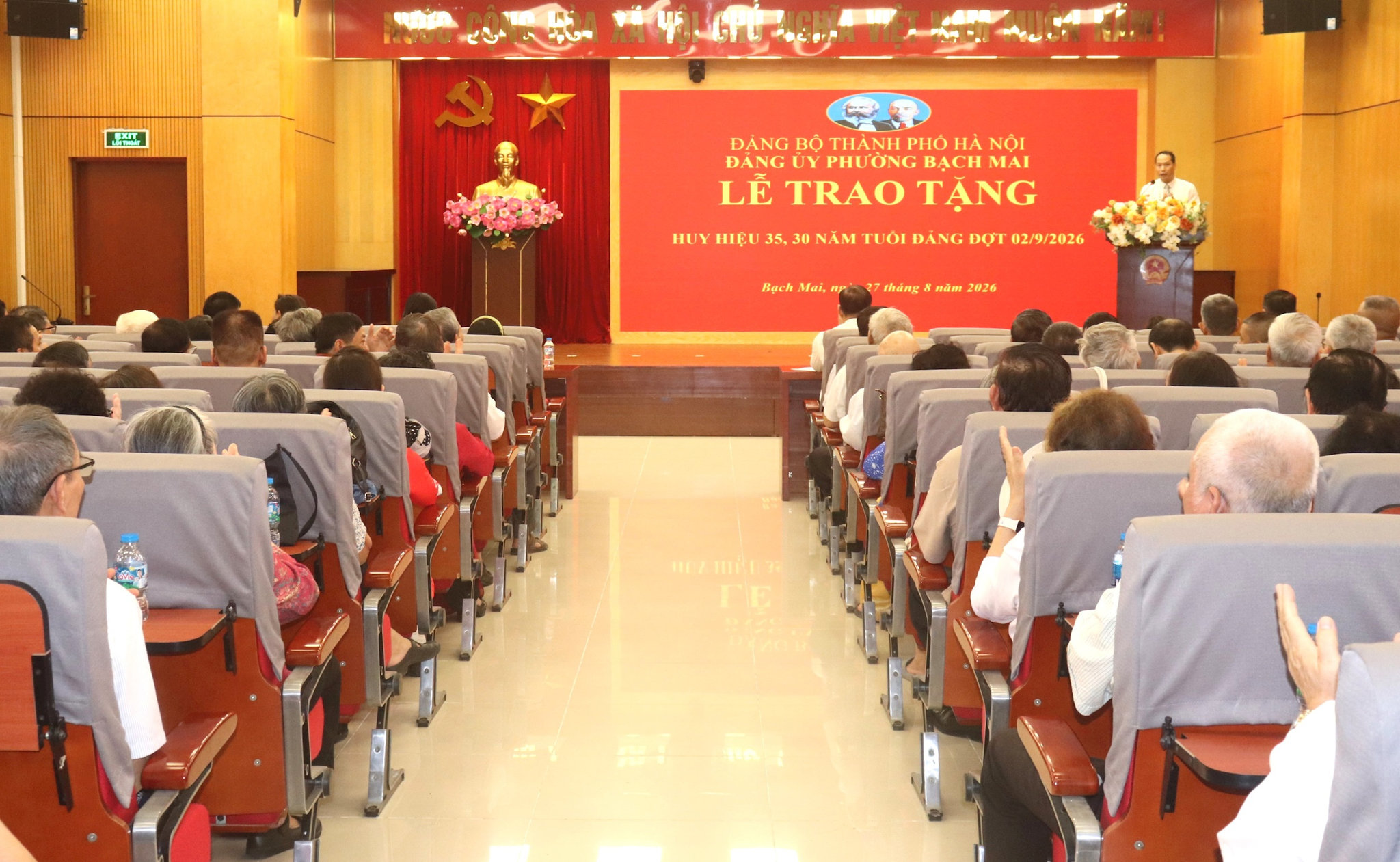 Phường Bạch Mai trao Huy hiệu Đảng, trân trọng những chặng đường bền bỉ cống hiến của các đảng viên