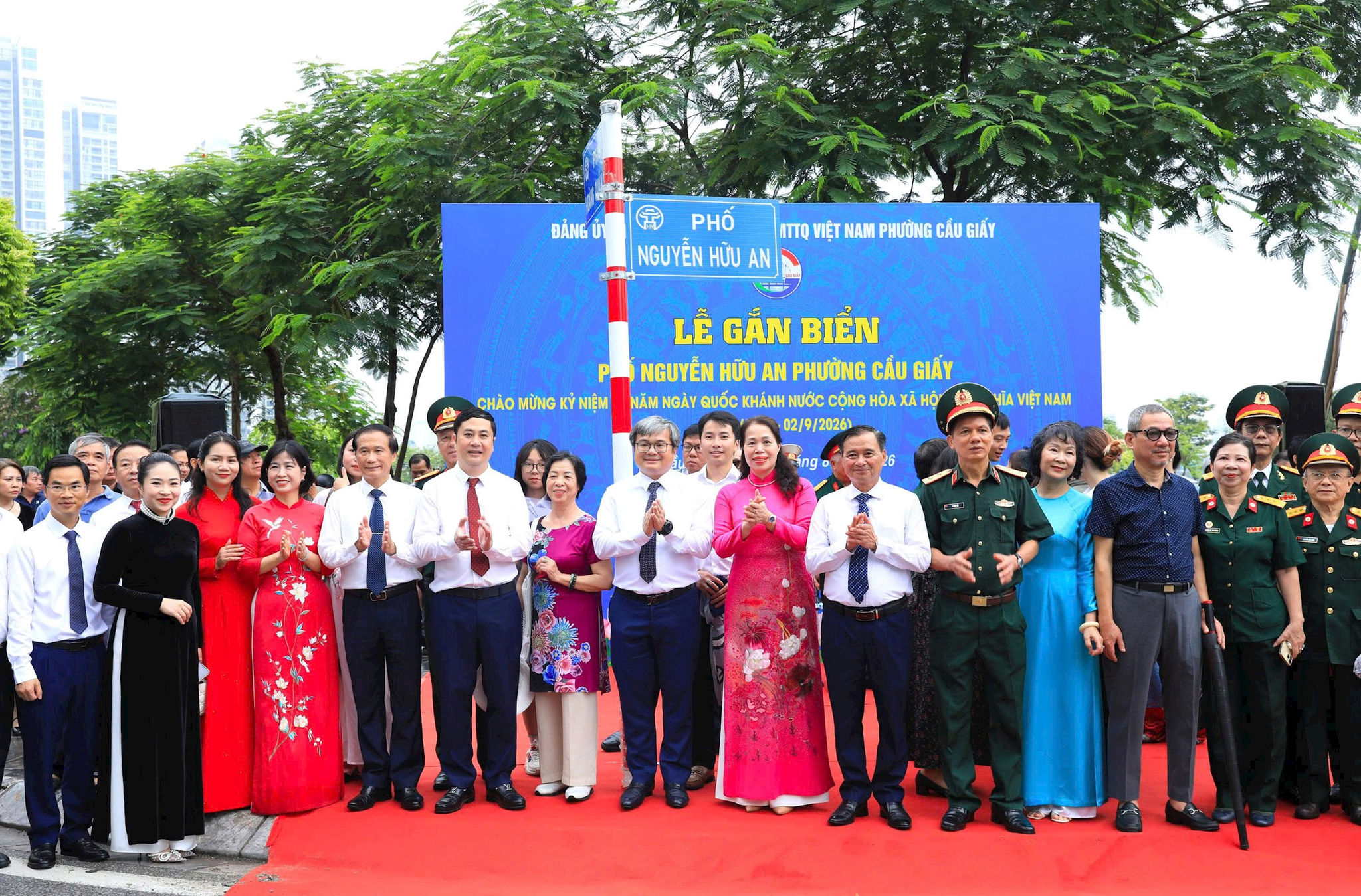 Phó Chủ tịch UBND thành phố Hà Nội Trương Việt Dũng dự lễ gắn biển các công trình tại phường Cầu Giấy