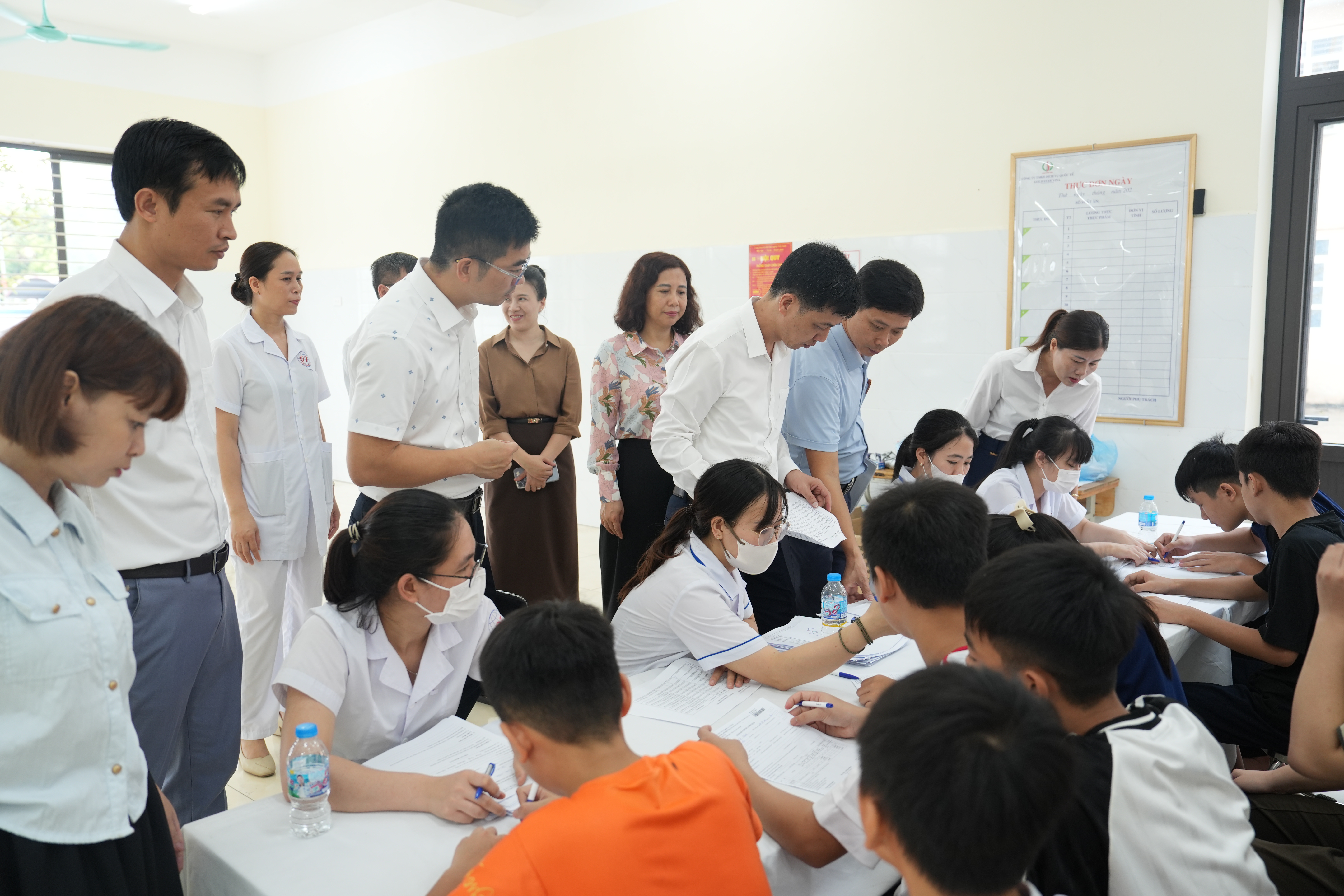 Xã Quảng Oai triển khai khám sức khỏe miễn phí, chăm lo học sinh trước năm học mới