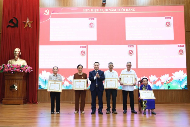 Xã Tiến Thắng trao Huy hiệu Đảng, tôn vinh 80 đảng viên qua nhiều thế hệ