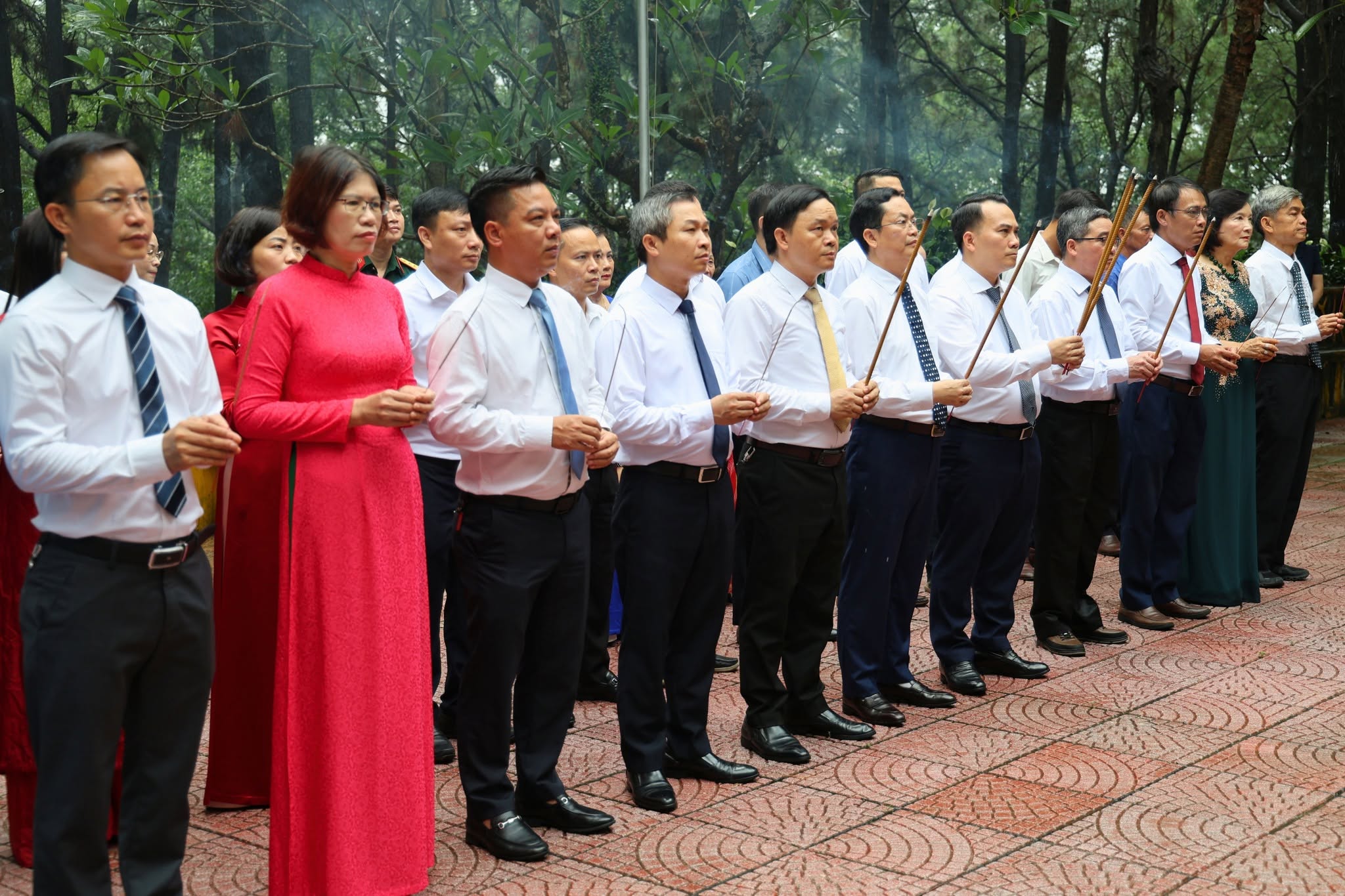 Xã Tiến Thắng dâng hương tưởng nhớ Chủ tịch Hồ Chí Minh tại Đồi 79 Mùa Xuân