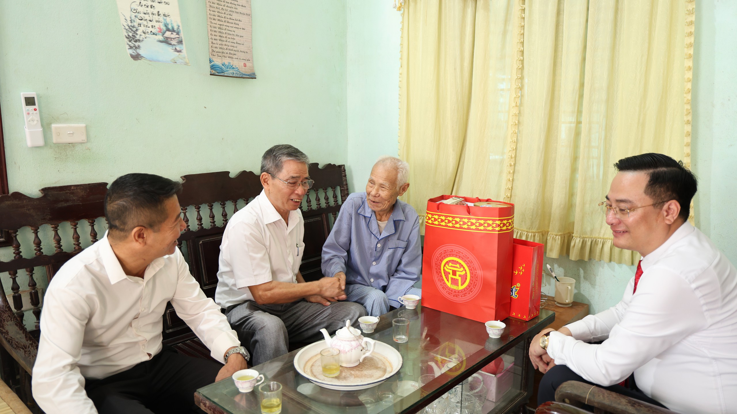 Xã Tam Hưng trao quà, tri ân người có công với cách mạng