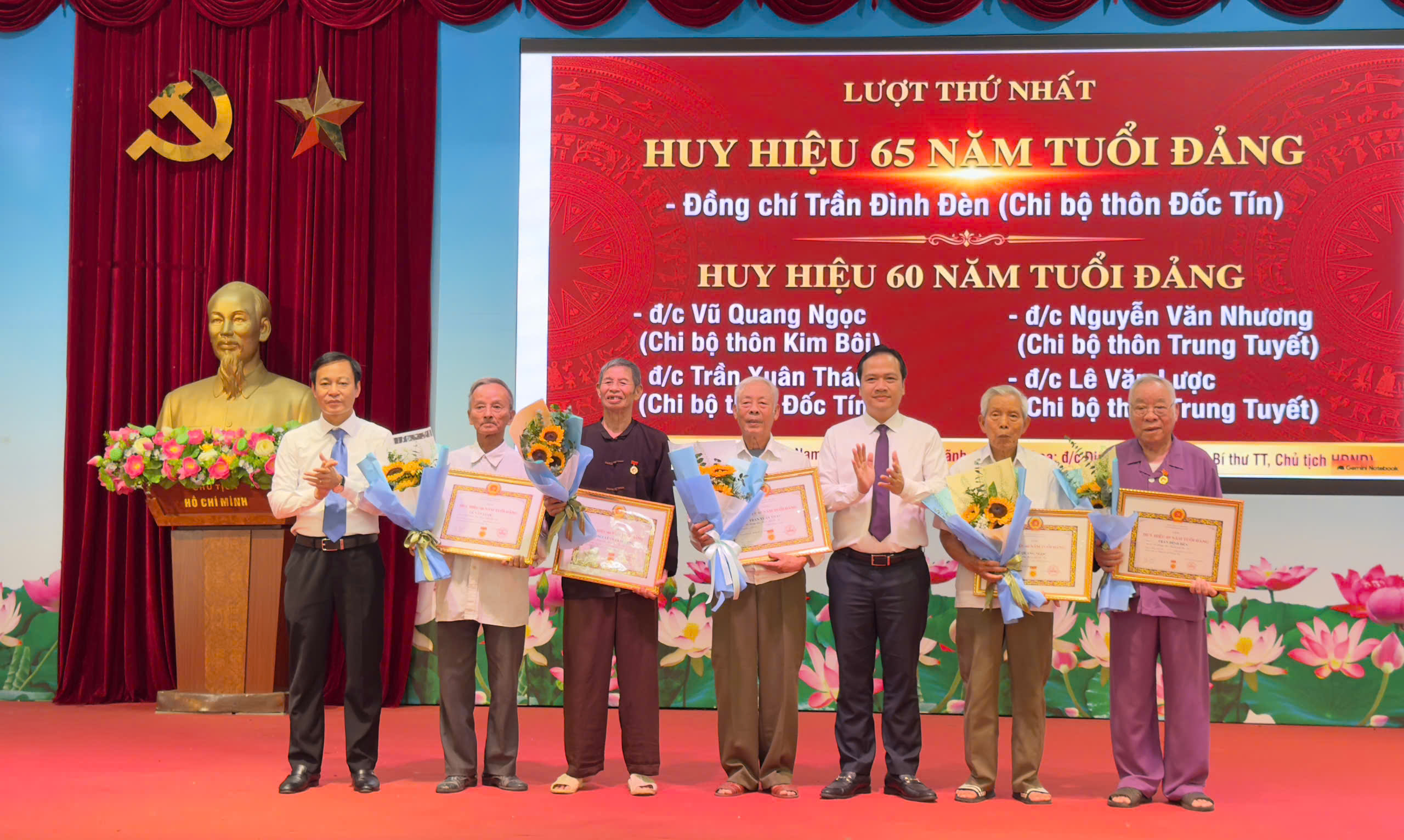 Xã Hương Sơn trao Huy hiệu Đảng, ghi nhận chặng đường cống hiến của 68 đảng viên