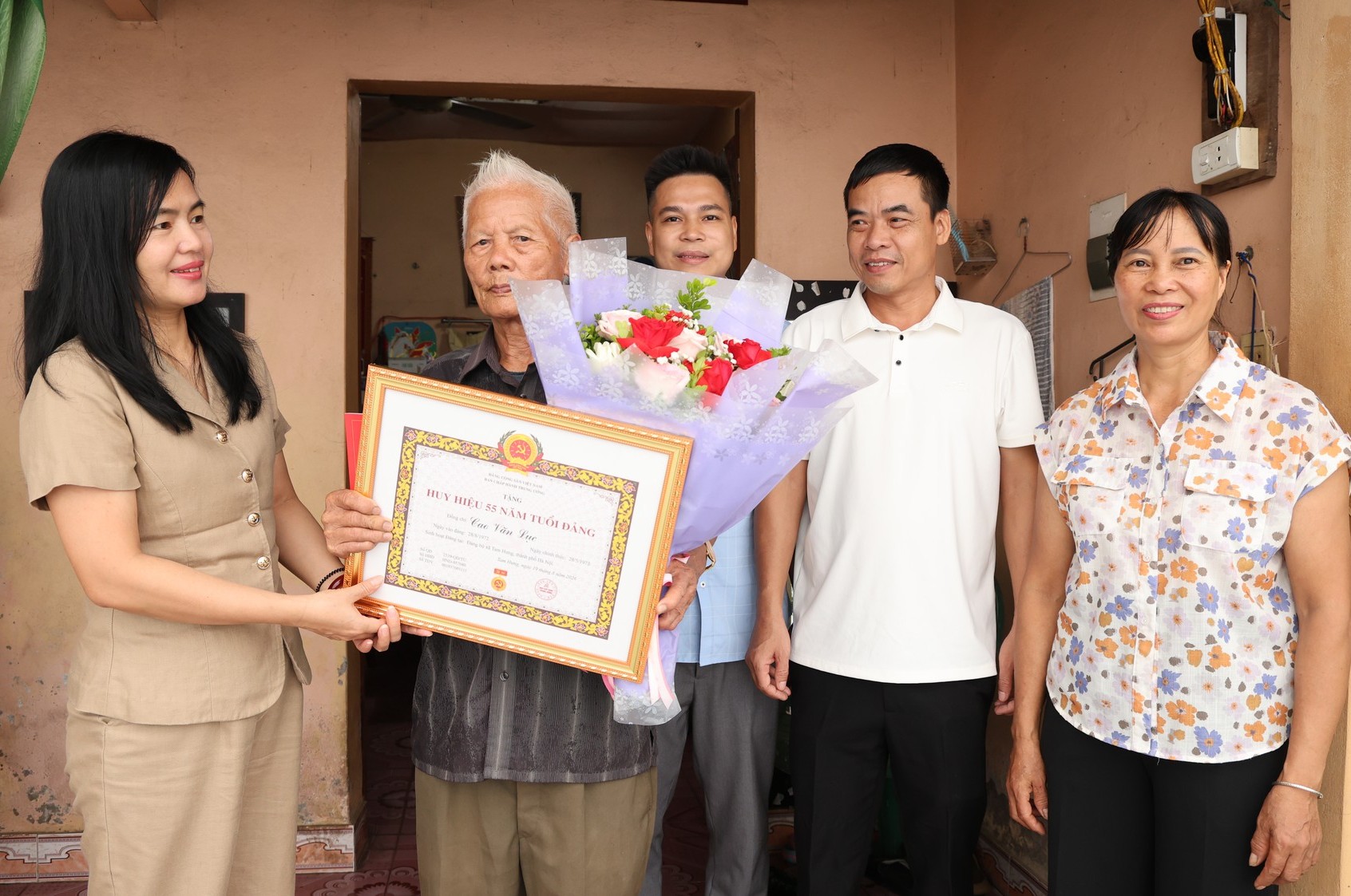 Lãnh đạo xã Tam Hưng trao Huy hiệu Đảng đợt 02-9 tặng các đảng viên lão thành, tiếp nối sức mạnh xây dựng Đảng từ cơ sở