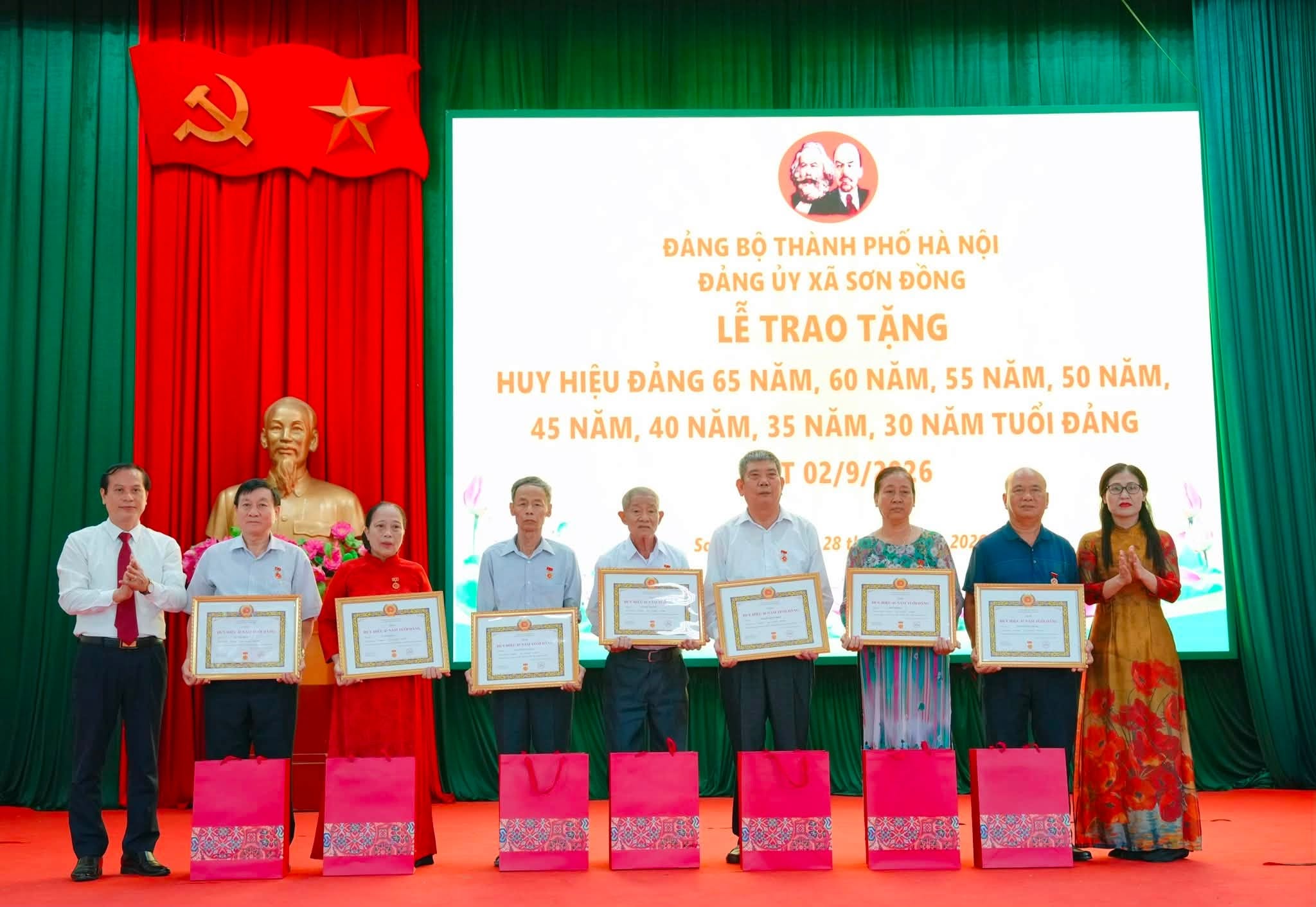 Xã Sơn Đồng tôn vinh những chặng đường bền bỉ cống hiến của các thế hệ đảng viên