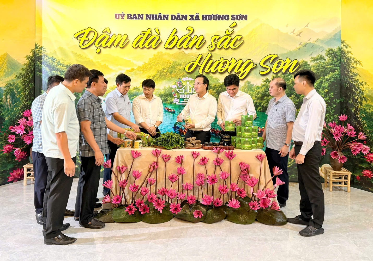 Xã Hương Sơn đưa sản phẩm OCOP lên nền tảng số, mở rộng kết nối thị trường từ livestream