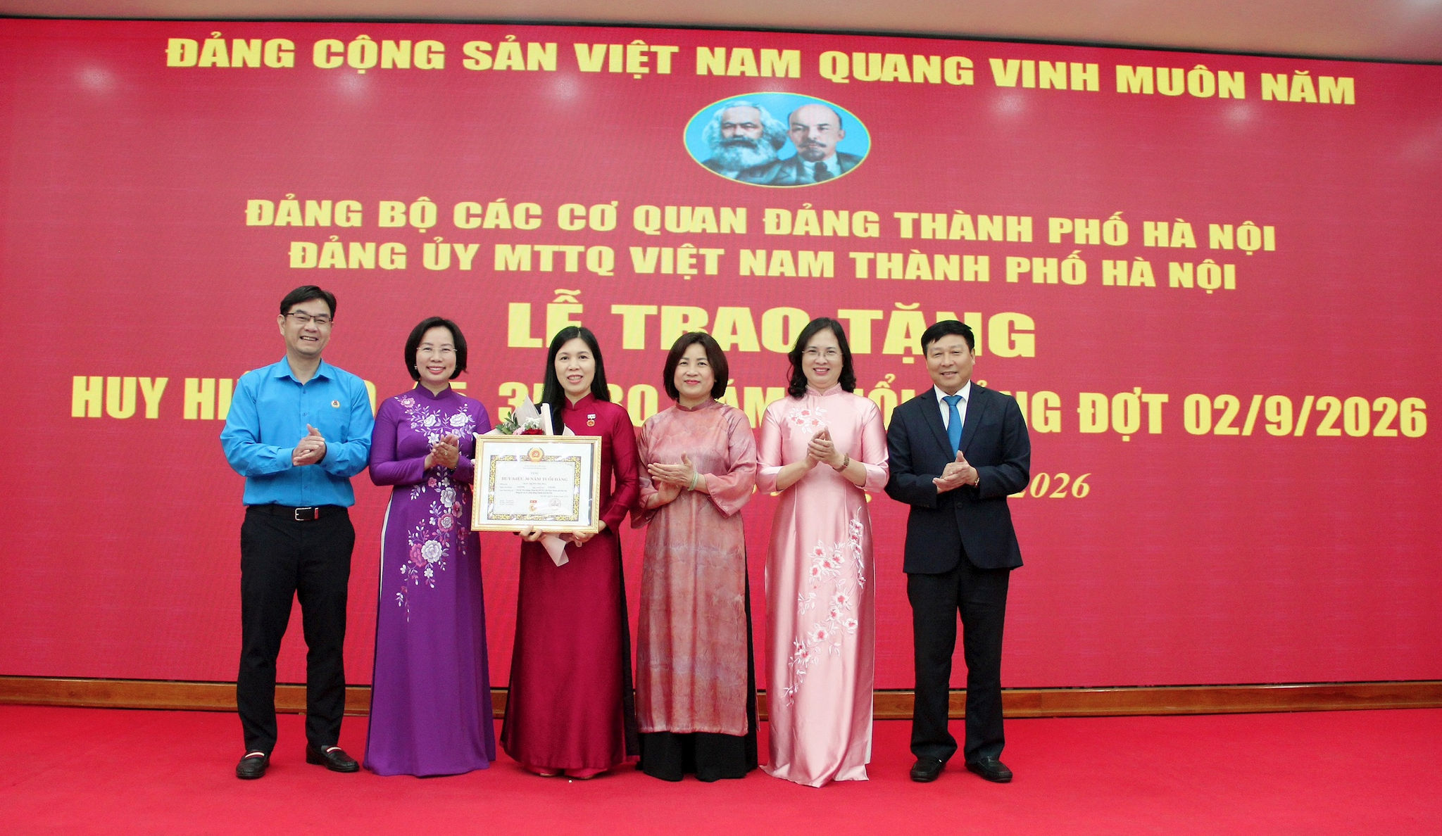 19 đảng viên Đảng bộ MTTQ Việt Nam thành phố Hà Nội nhận Huy hiệu Đảng đợt 2-9