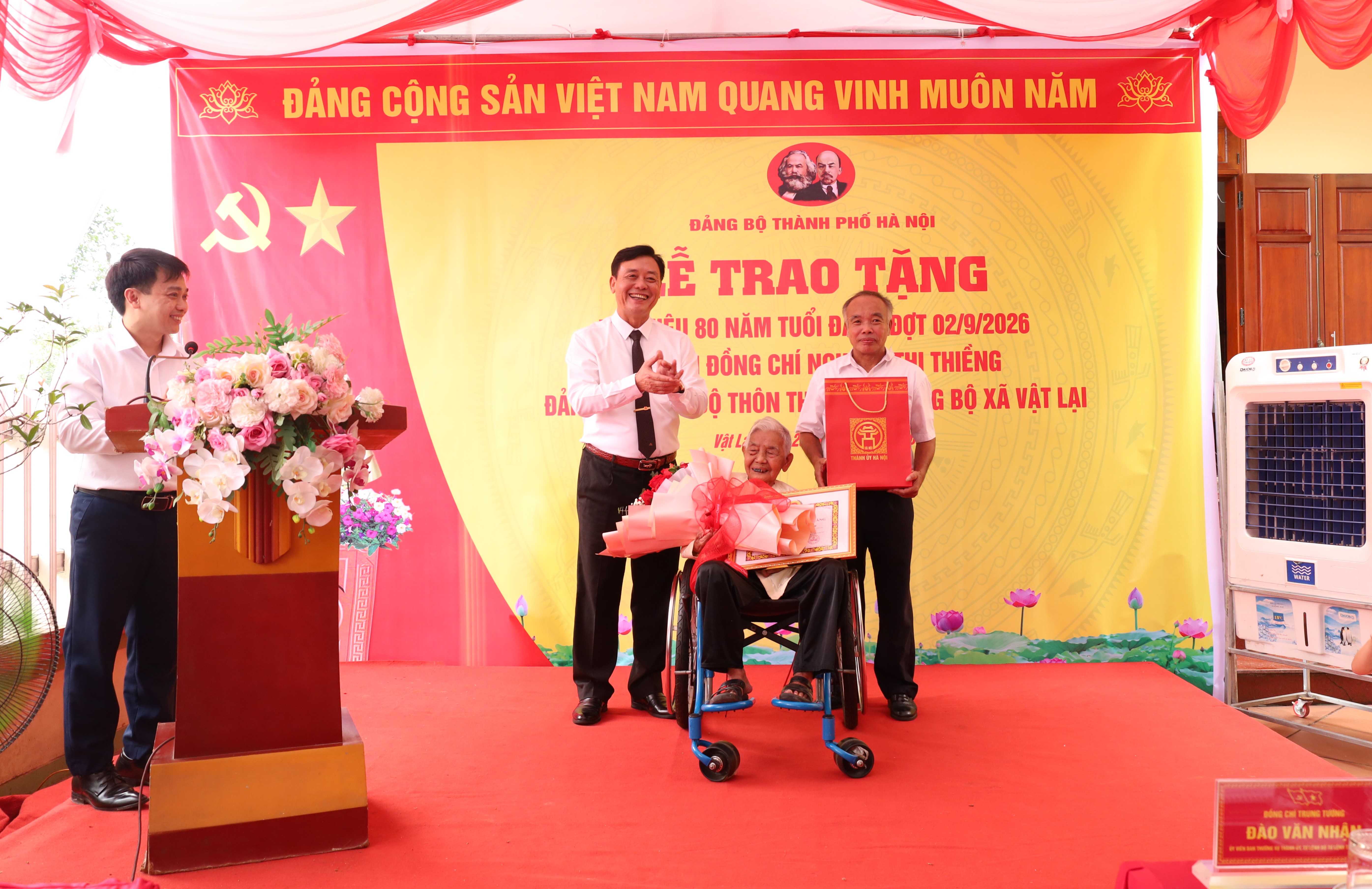 Tư lệnh Bộ Tư lệnh Thủ đô Hà Nội trao Huy hiệu 80 năm tuổi Đảng tặng đảng viên lão thành thuộc Đảng bộ xã Vật Lại
