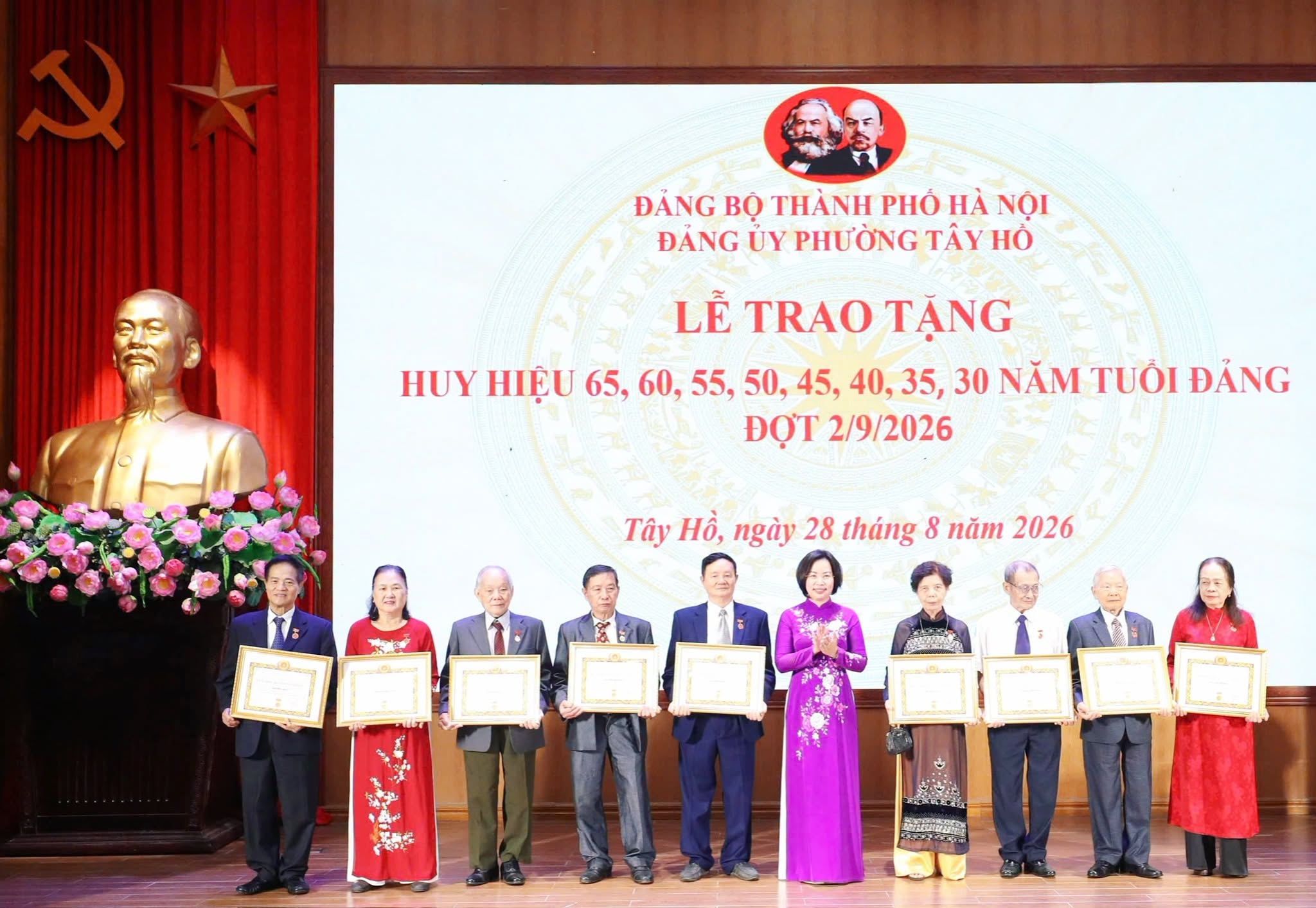 Chủ tịch Ủy ban MTTQ Việt Nam thành phố Hà Nội trao Huy hiệu Đảng tại phường Tây Hồ
