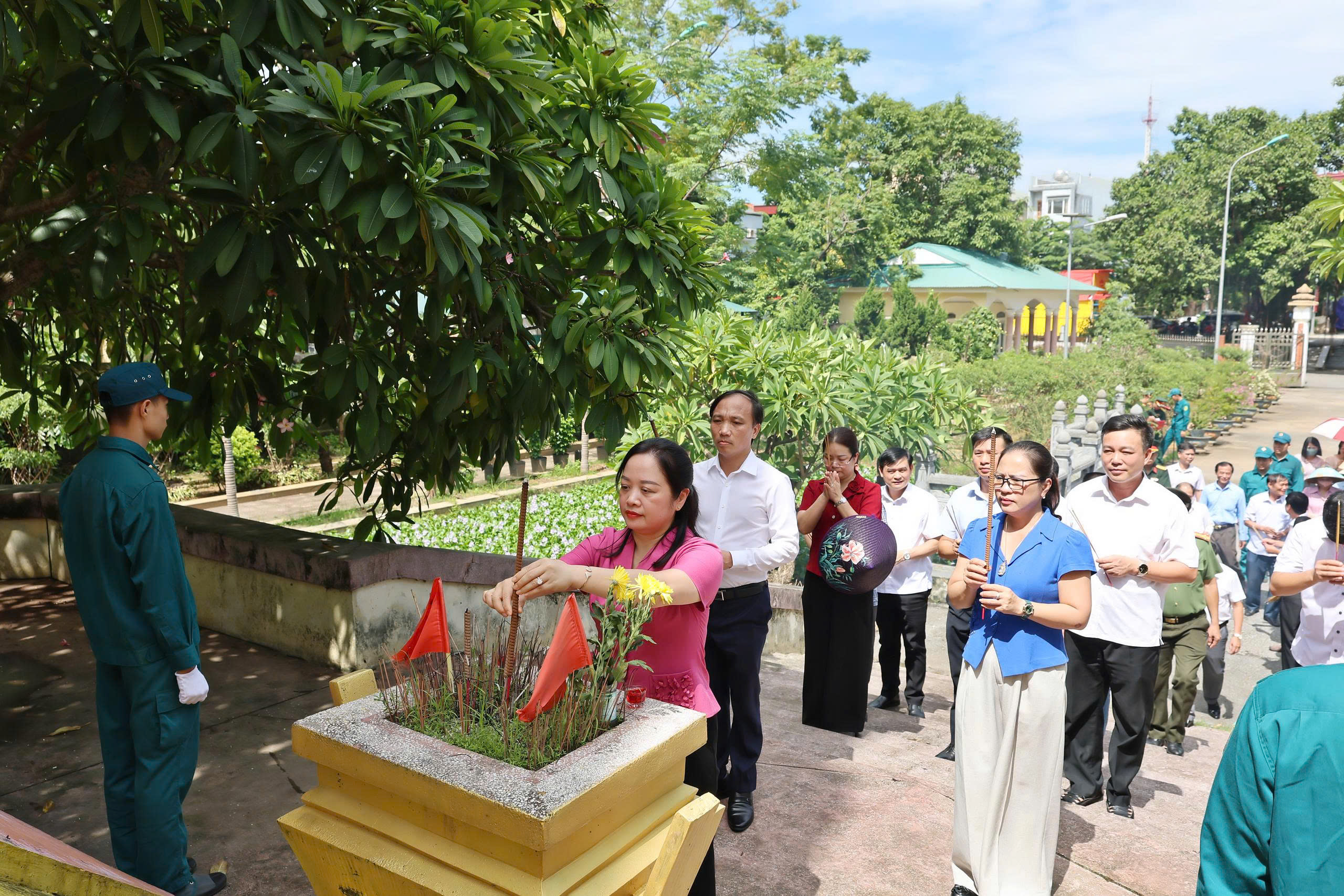 Xã Vân Đình thành kính dâng hương tưởng niệm các anh hùng, liệt sĩ nhân dịp Quốc khánh 2-9