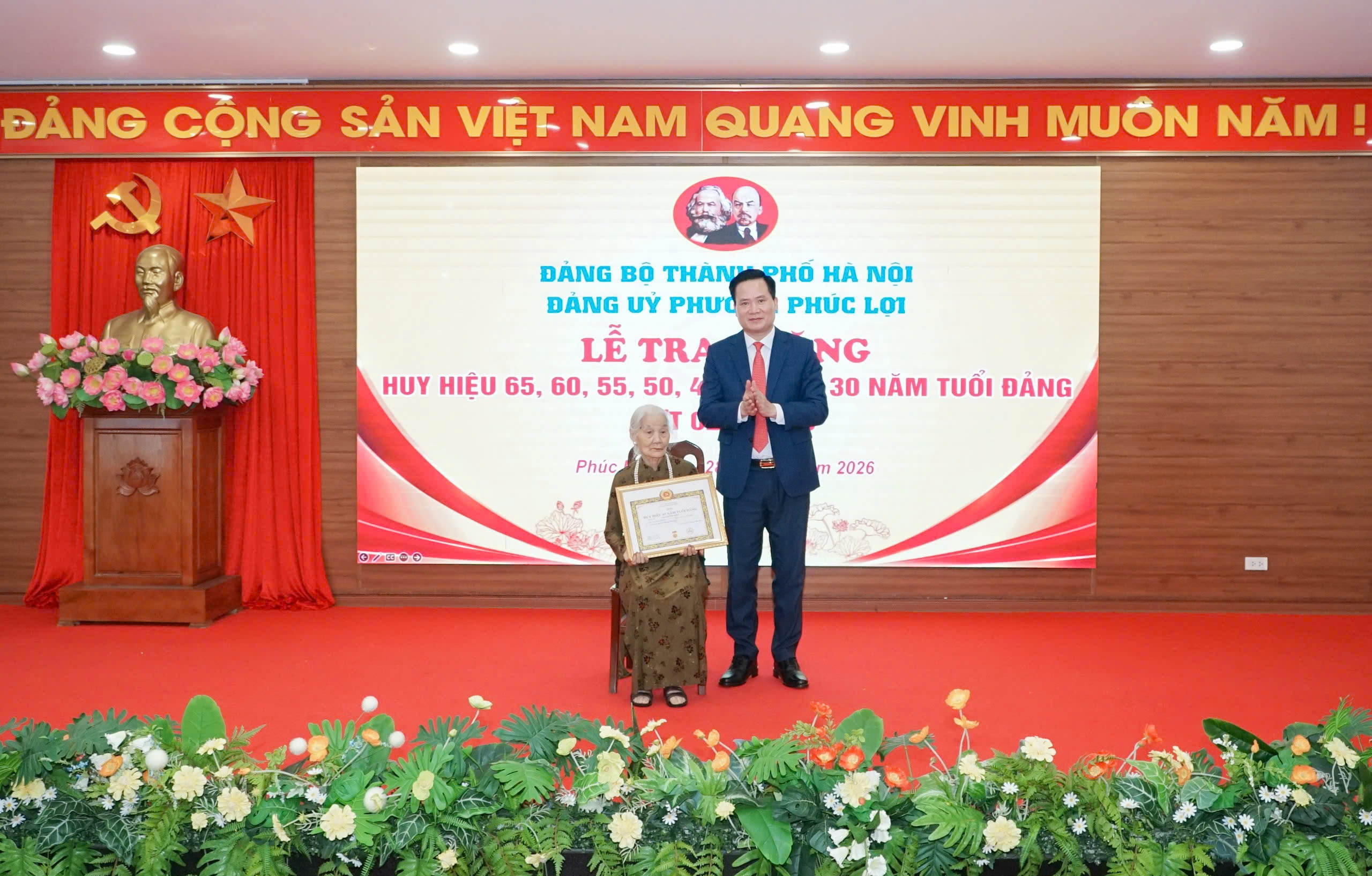 Phường Phúc Lợi trao Huy hiệu Đảng, tôn vinh 177 đảng viên qua nhiều thế hệ