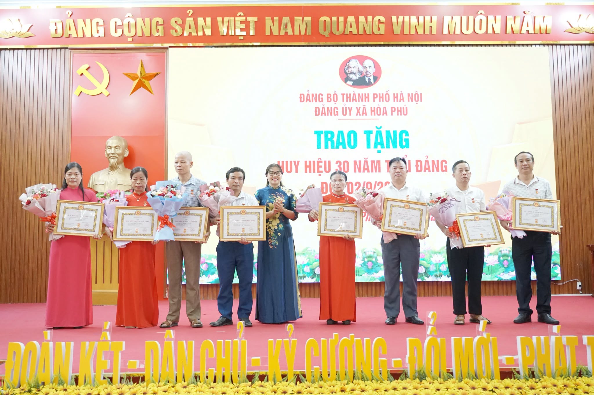 Xã Hòa Phú trao Huy hiệu Đảng đợt 02-9, tôn vinh 47 đảng viên qua nhiều thế hệ