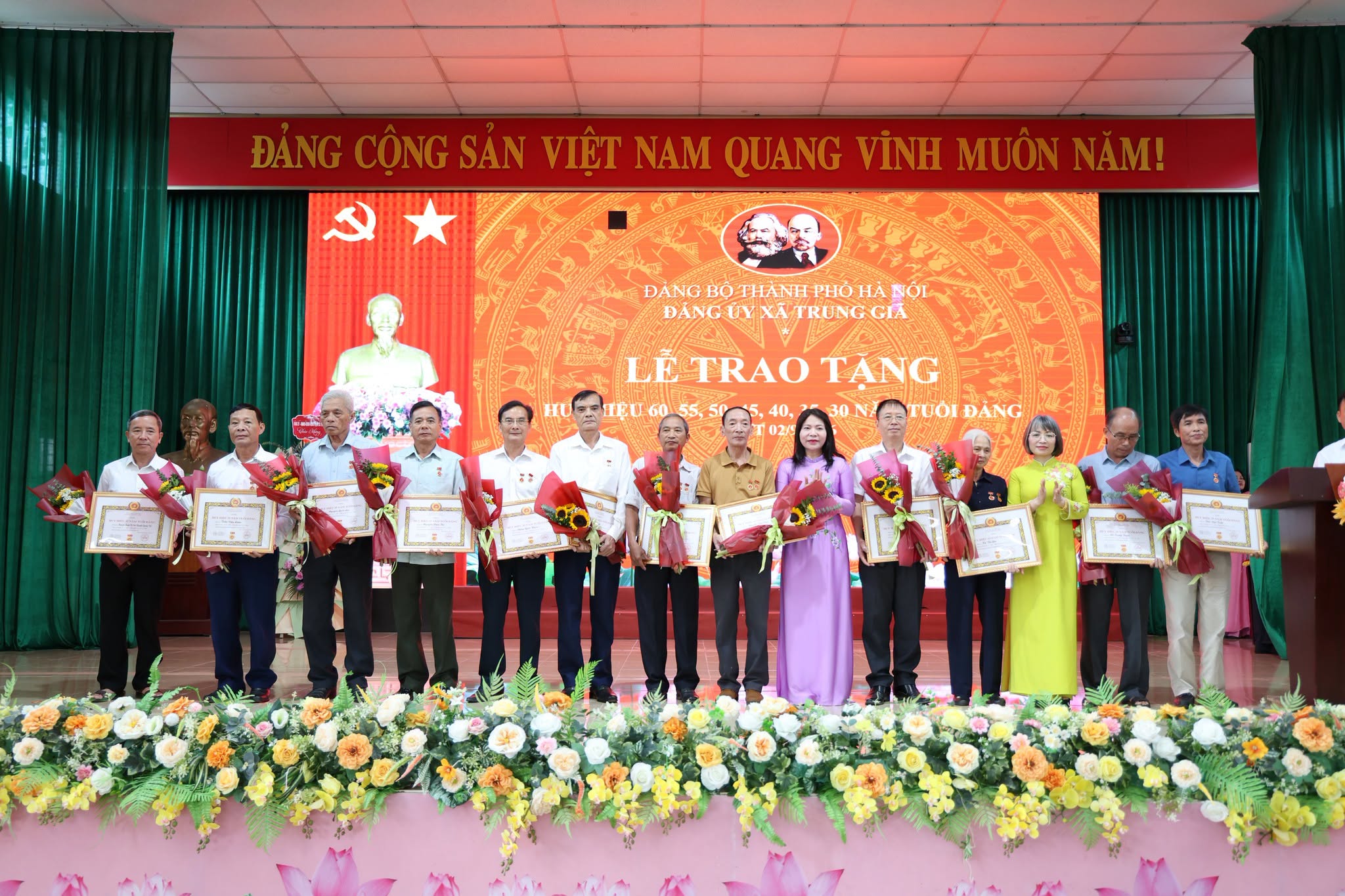 Xã Trung Giã trao Huy hiệu Đảng, ghi nhận quá trình phấn đấu, rèn luyện và những đóng góp bền bỉ của các đảng viên