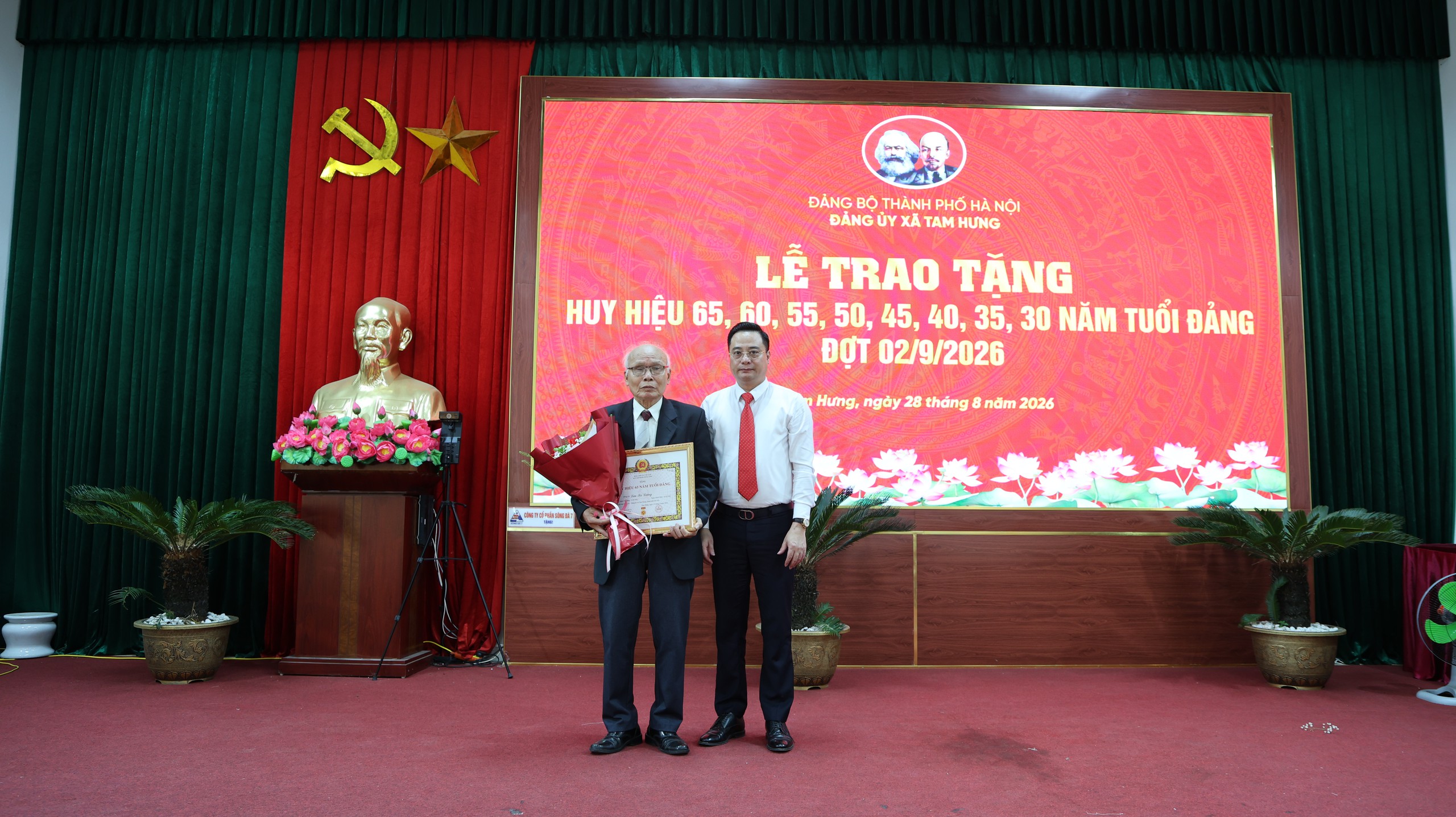 Xã Tam Hưng trao Huy hiệu Đảng, tôn vinh 73 đảng viên qua nhiều thế hệ