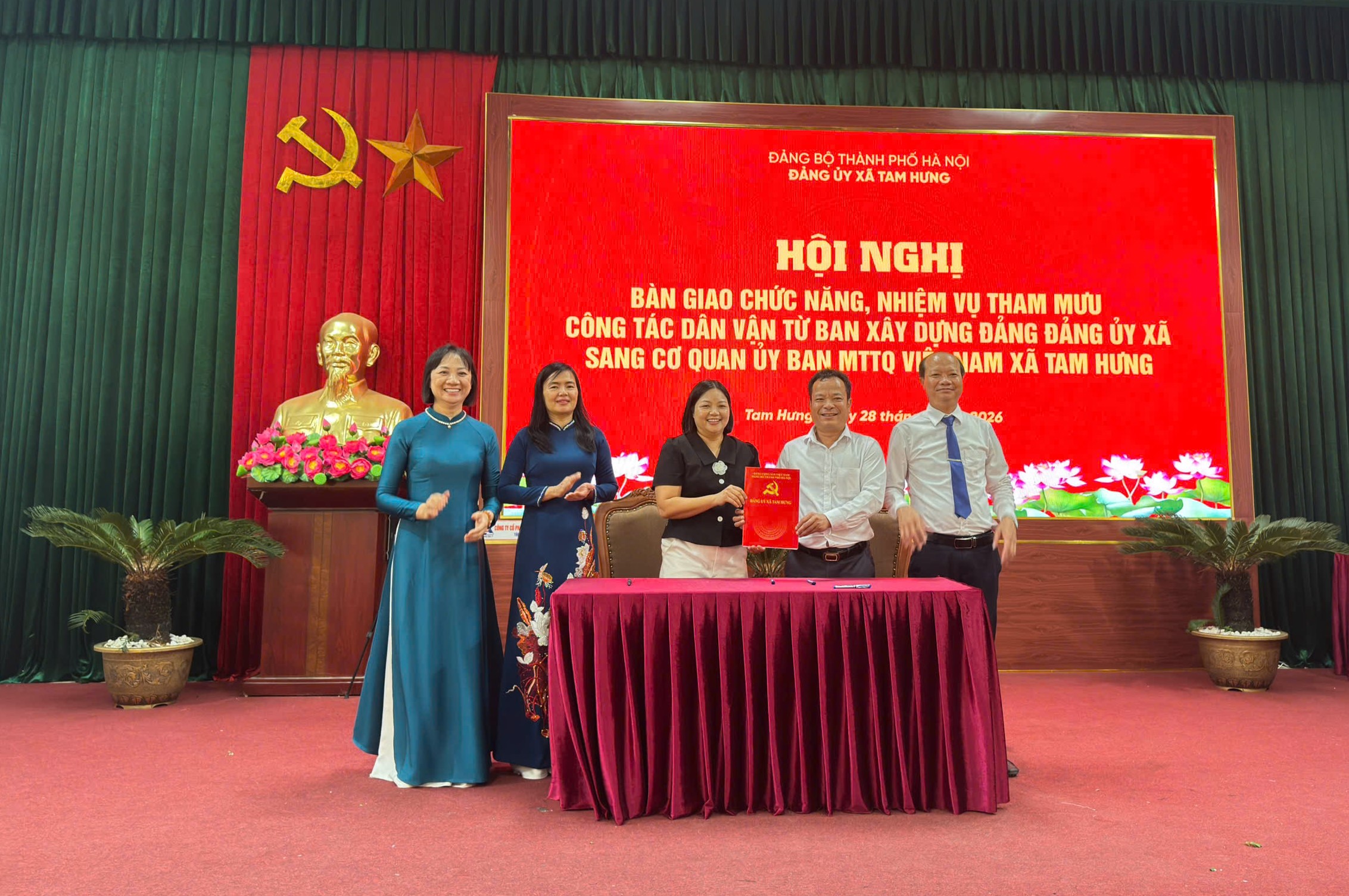Xã Tam Hưng chuyển giao nhiệm vụ dân vận, bảo đảm công việc thông suốt từ cơ sở