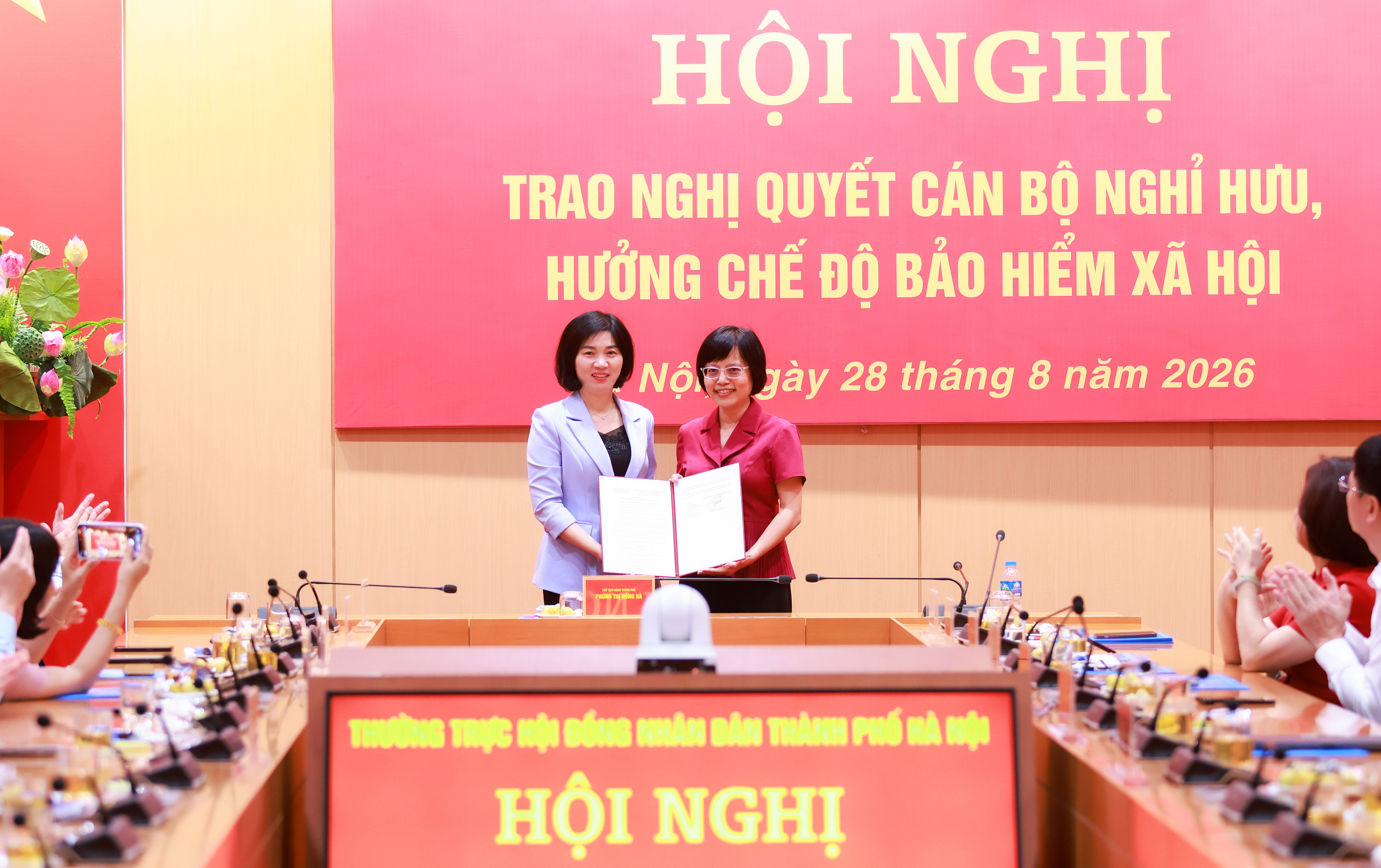 Thường trực HĐND Thành phố trao Nghị quyết nghỉ hưu đối với đồng chí Hồ Vân Nga