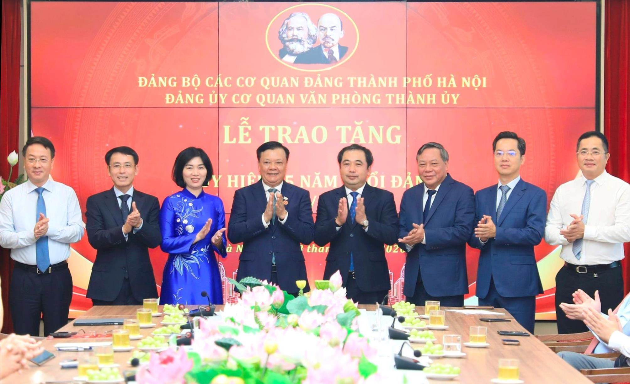 Hai đảng viên Đảng bộ cơ quan Văn phòng Thành ủy nhận Huy hiệu Đảng