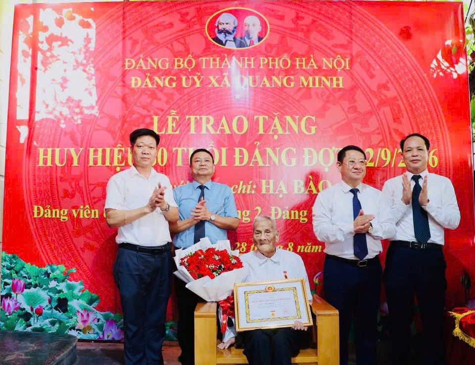 Xã Quang Minh trao Huy hiệu 80 năm tuổi Đảng, tôn vinh chặng đường cống hiến của đảng viên lão thành