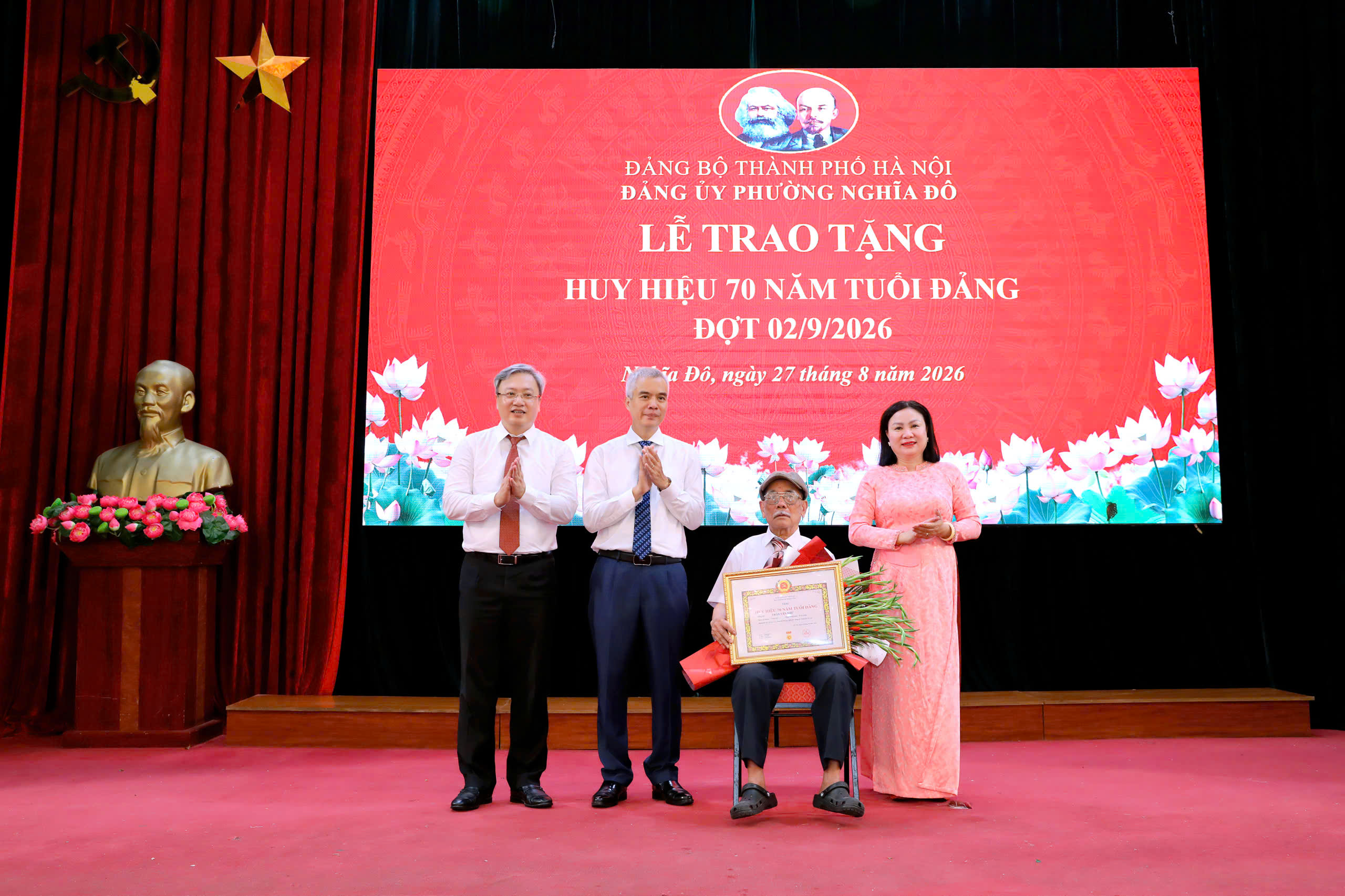 Phường Nghĩa Đô trang trọng trao Huy hiệu Đảng, ghi nhận chặng đường cống hiến của 526 đảng viên