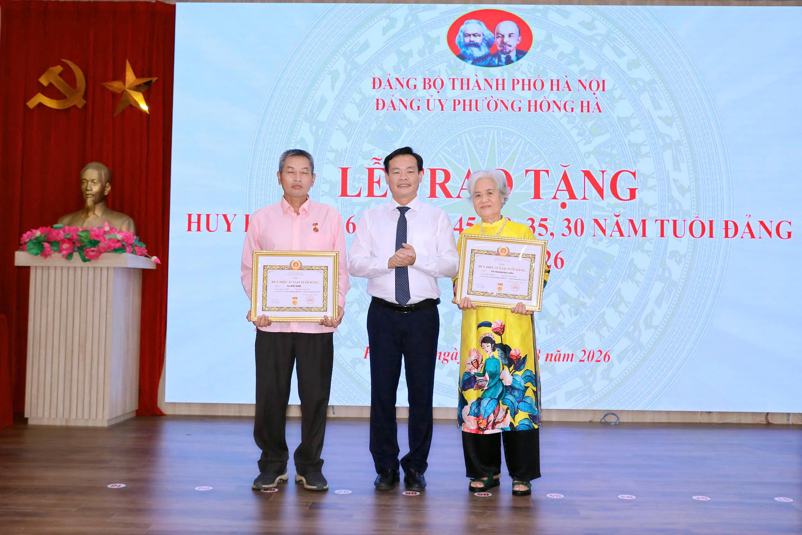 Phường Hồng Hà tôn vinh 297 đảng viên, tiếp nối sức mạnh từ những chặng đường cống hiến