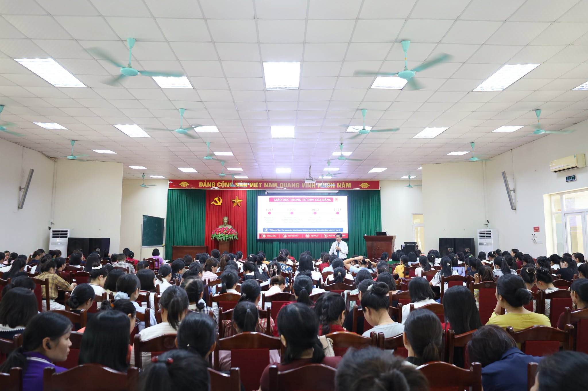Xã Quảng Oai bồi dưỡng lý luận chính trị cho 367 cán bộ, giáo viên trước năm học mới