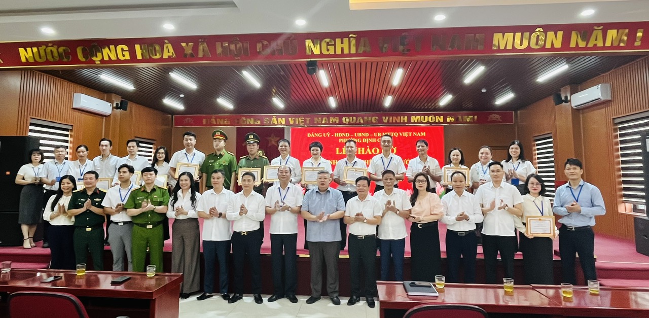 Phường Định Công phát động khí thế thi đua mới từ Lễ chào cờ tháng 8, quyết tâm tháo gỡ “5 điểm nghẽn” thúc đẩy phát triển địa phương