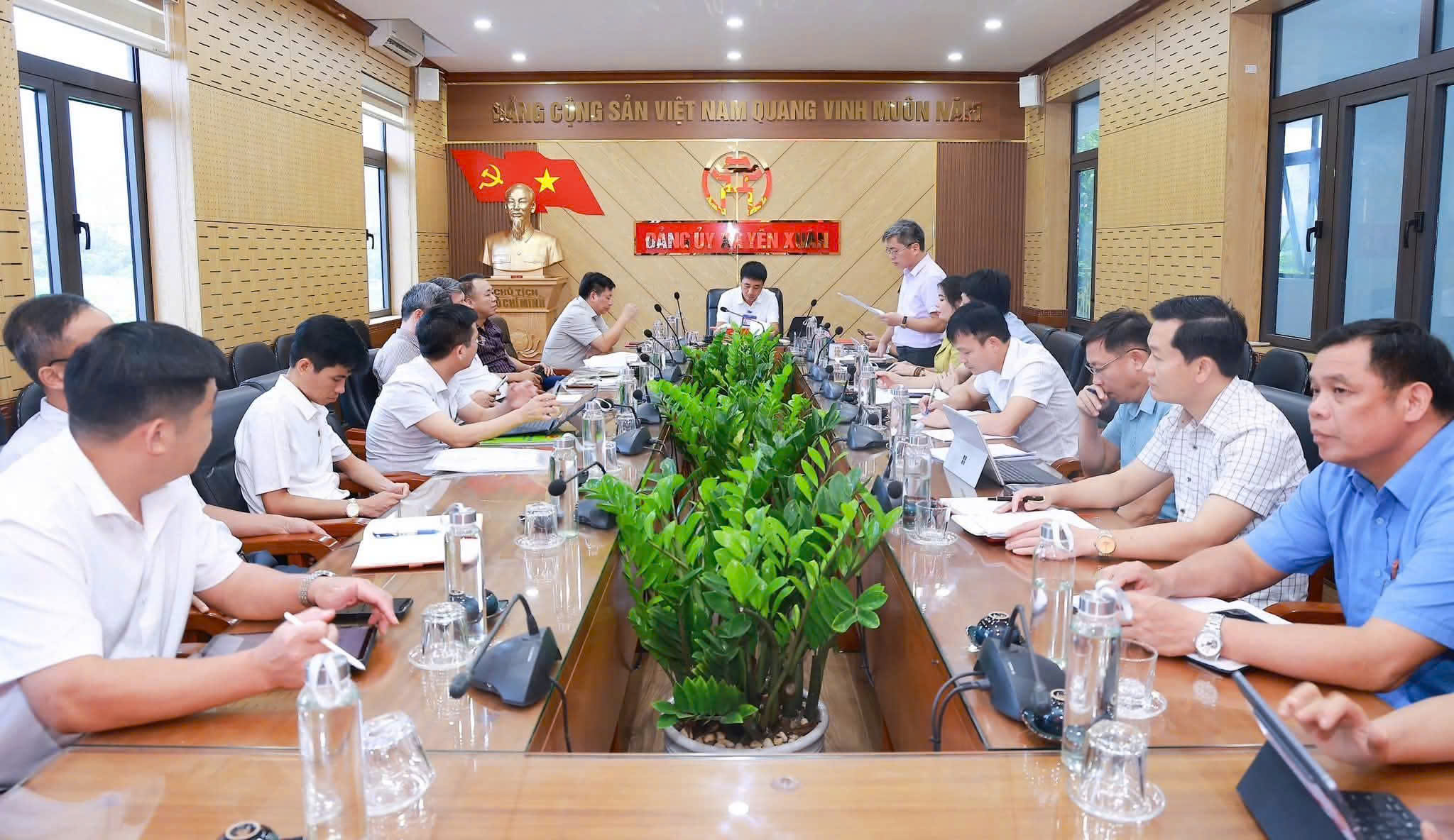 Ban Chấp hành Đảng bộ xã Yên Xuân thảo luận kiện toàn tổ chức đảng khối trường học, hoàn thiện quy định về công tác cán bộ
