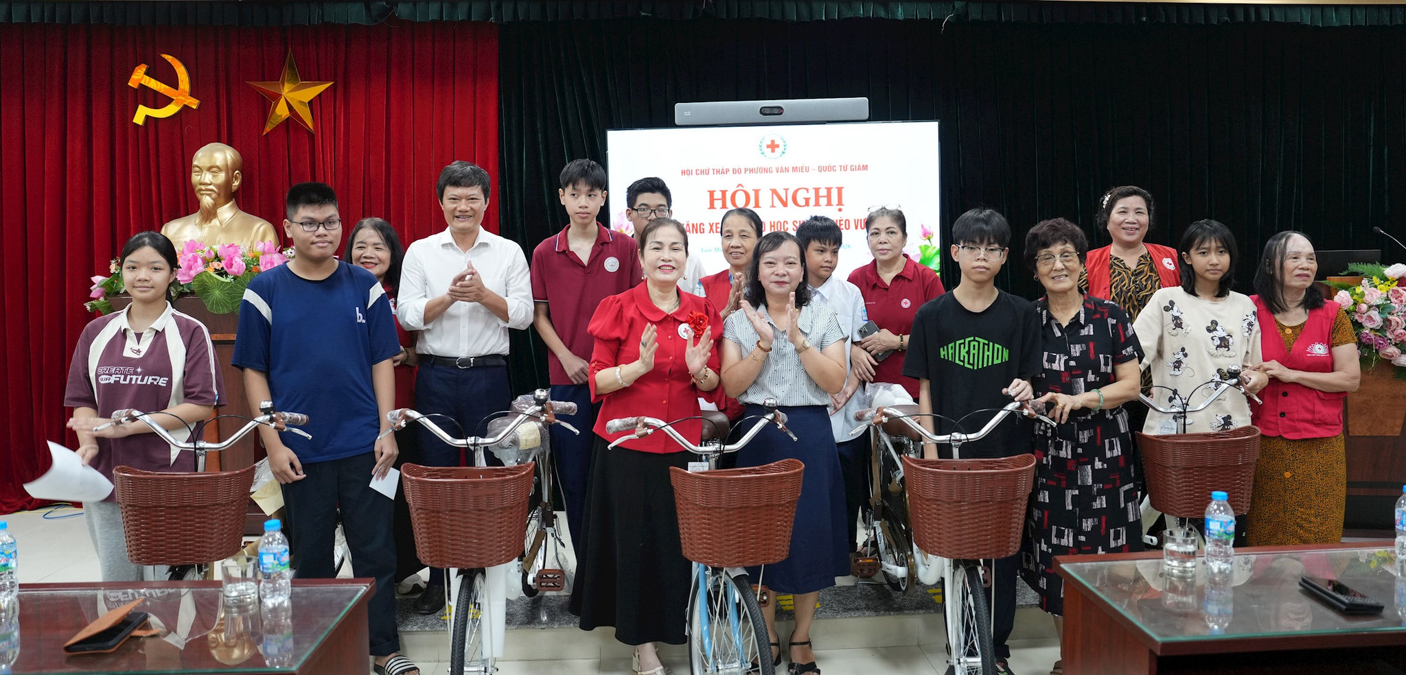 Phường Văn Miếu - Quốc Tử Giám: Trao tặng xe đạp, hỗ trợ phương tiện sinh kế cho người dân và học sinh khó khăn