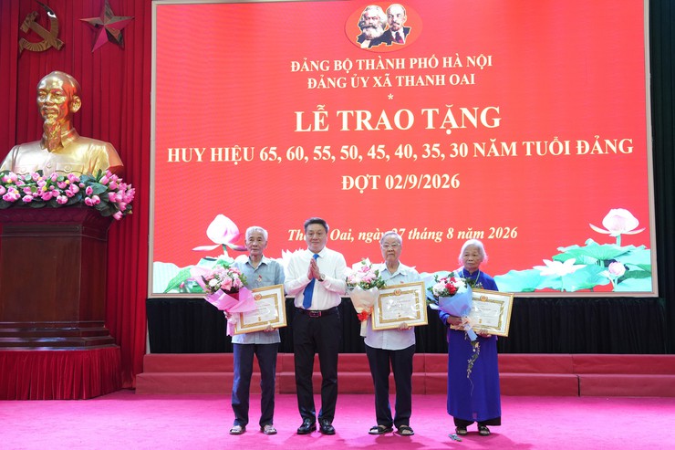 Xã Thanh Oai tôn vinh 92 đảng viên qua những chặng đường bền bỉ cống hiến