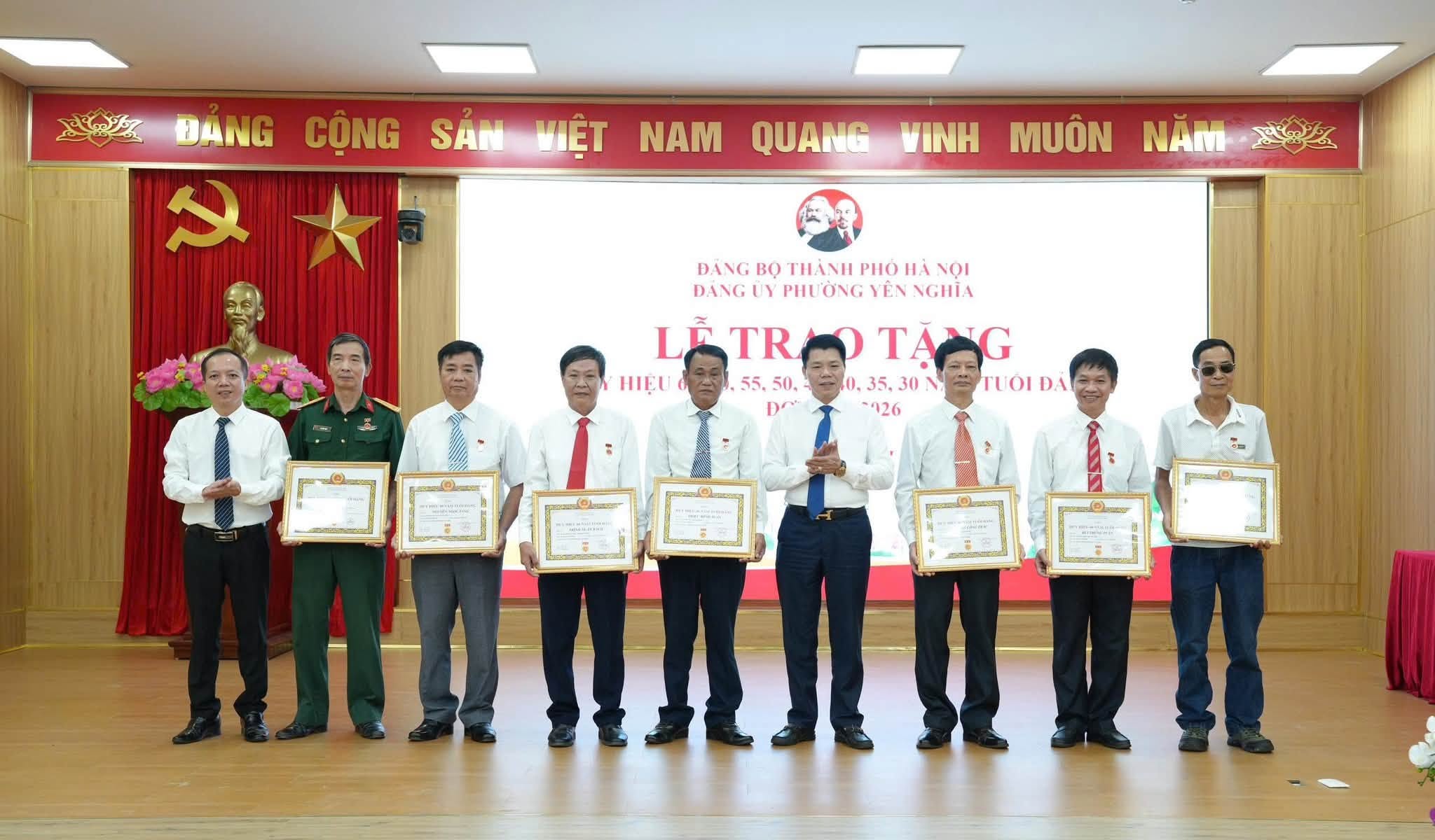 Phường Yên Nghĩa trao Huy hiệu Đảng, lan tỏa tinh thần nêu gương qua các thế hệ
