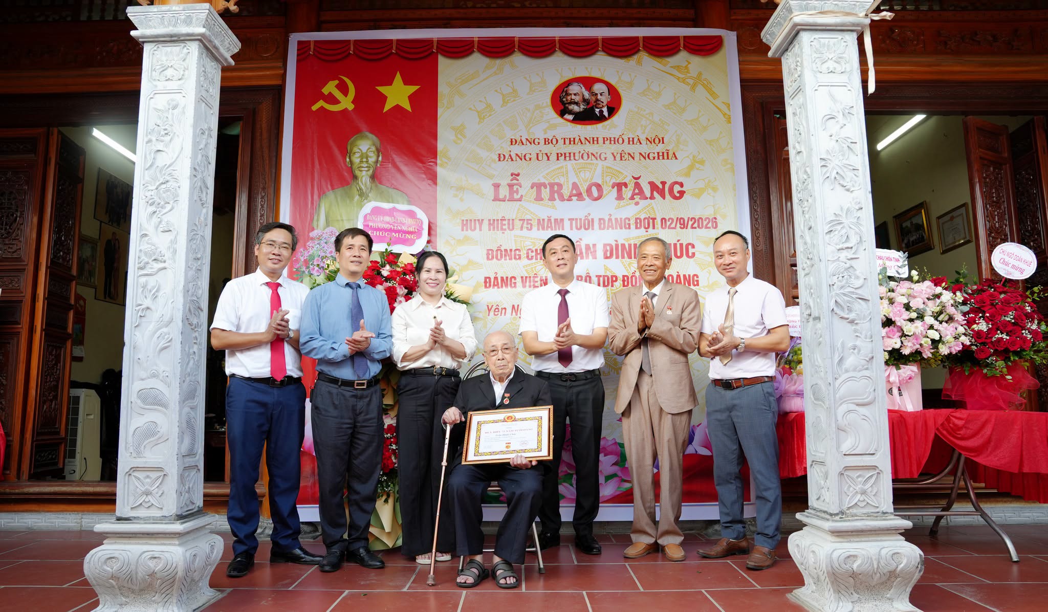 Phường Yên Nghĩa trao Huy hiệu 75 năm tuổi Đảng tặng đảng viên lão thành