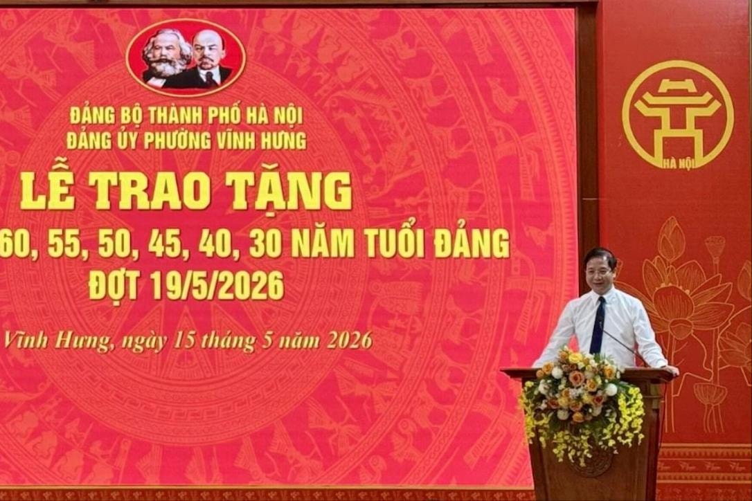 Phường Vĩnh Hưng trao Huy hiệu Đảng cho 51 đảng viên nhân dịp kỷ niệm Ngày sinh Chủ tịch Hồ Chí Minh