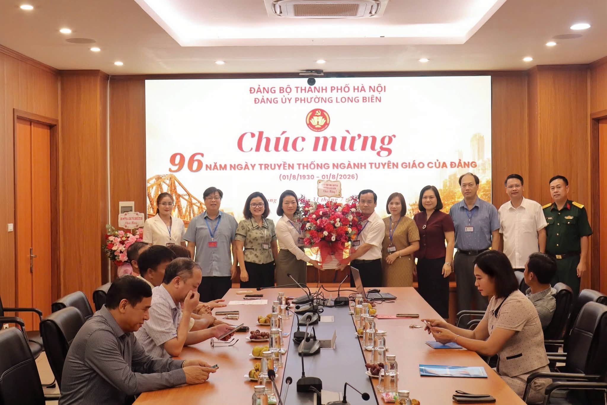 Đảng ủy phường Long Biên phát huy truyền thống 96 năm ngành Tuyên giáo, tiếp tục khẳng định vai trò tiên phong trên mặt trận tư tưởng