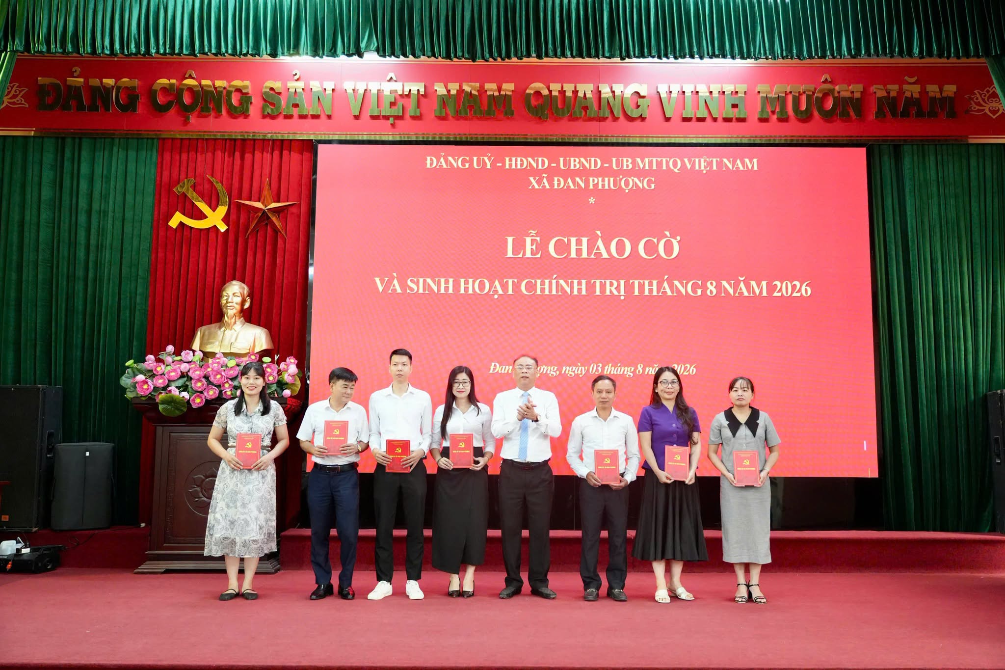 Đảng ủy xã Đan Phượng tổ chức Lễ chào cờ và sinh hoạt chính trị tháng 8
