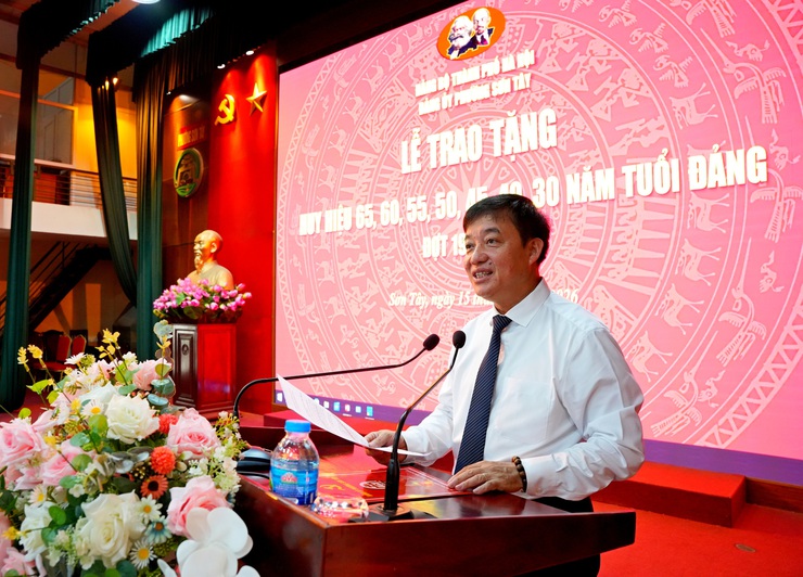 Phường Sơn Tây trao Huy hiệu Đảng, tôn vinh những đảng viên kiên trung qua nhiều thế hệ