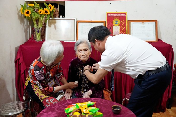 Phường Sơn Tây trao Huy hiệu 80 năm tuổi Đảng tặng đảng viên lão thành Nguyễn Thị Vinh
