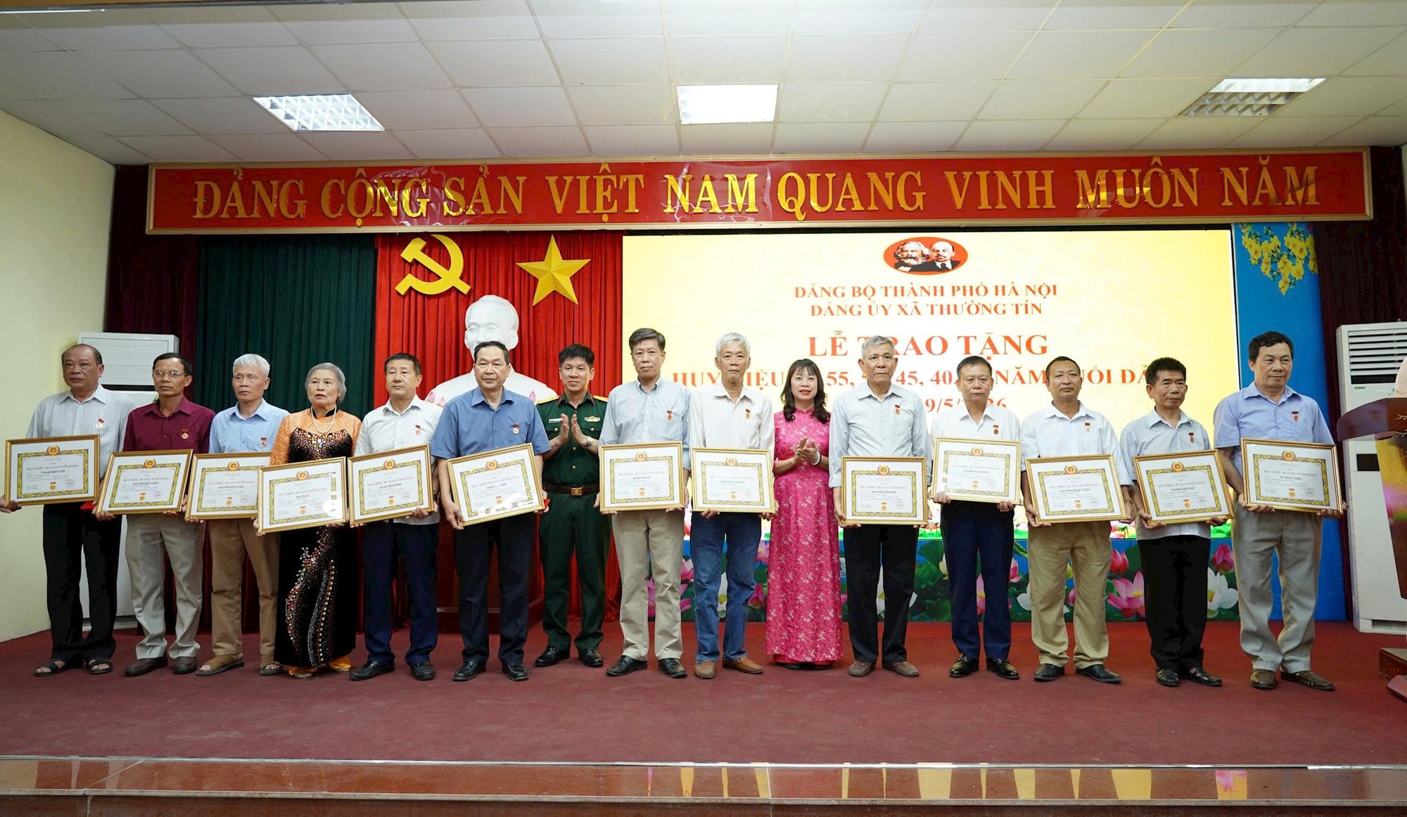 Xã Thường Tín trang trọng trao Huy hiệu Đảng cho 54 đảng viên, lan tỏa truyền thống cống hiến vì sự nghiệp cách mạng