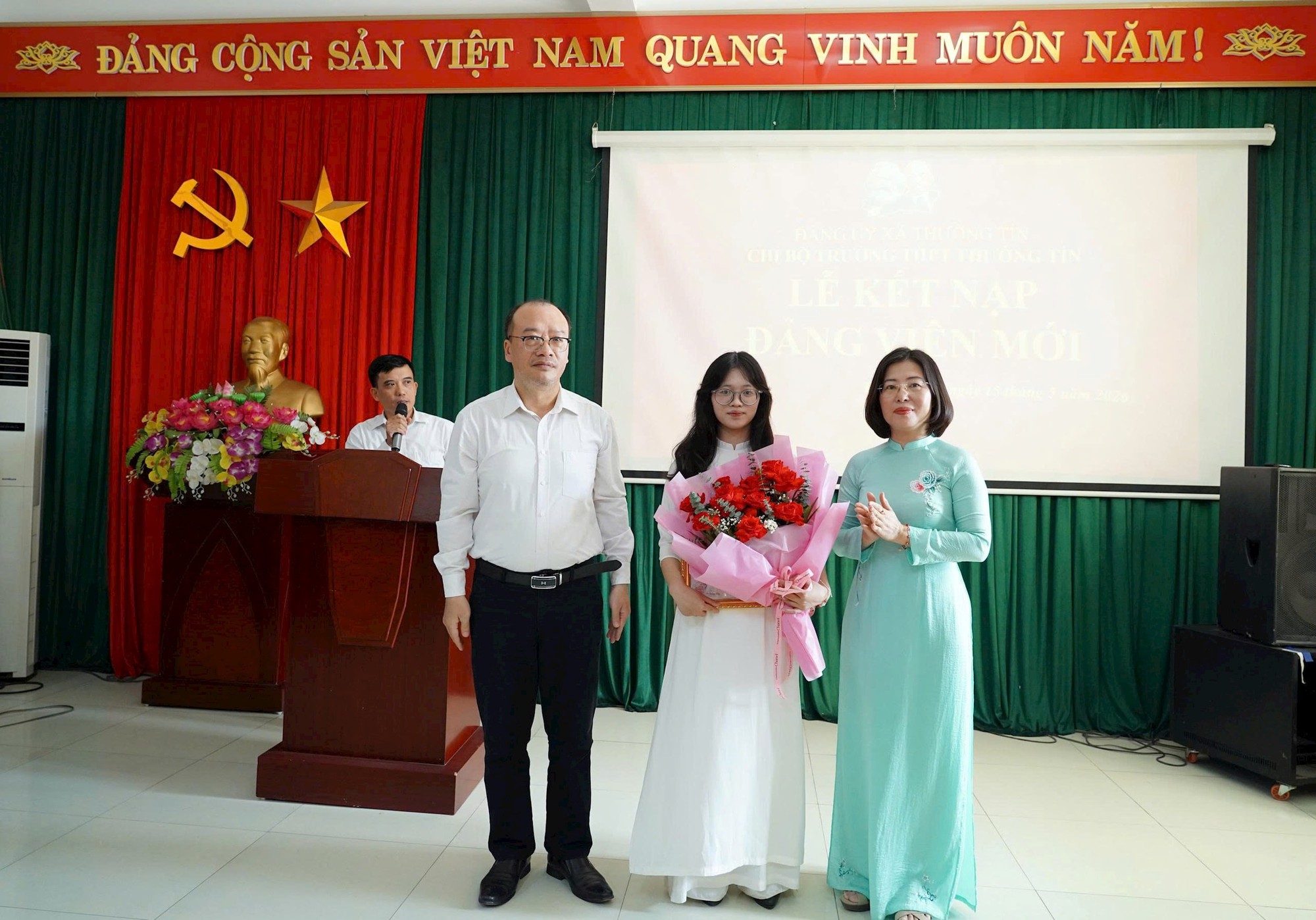 Xã Thường Tín: Chi bộ Trường THPT Thường Tín kết nạp đảng viên mới, bồi đắp nguồn cán bộ trẻ cho Đảng