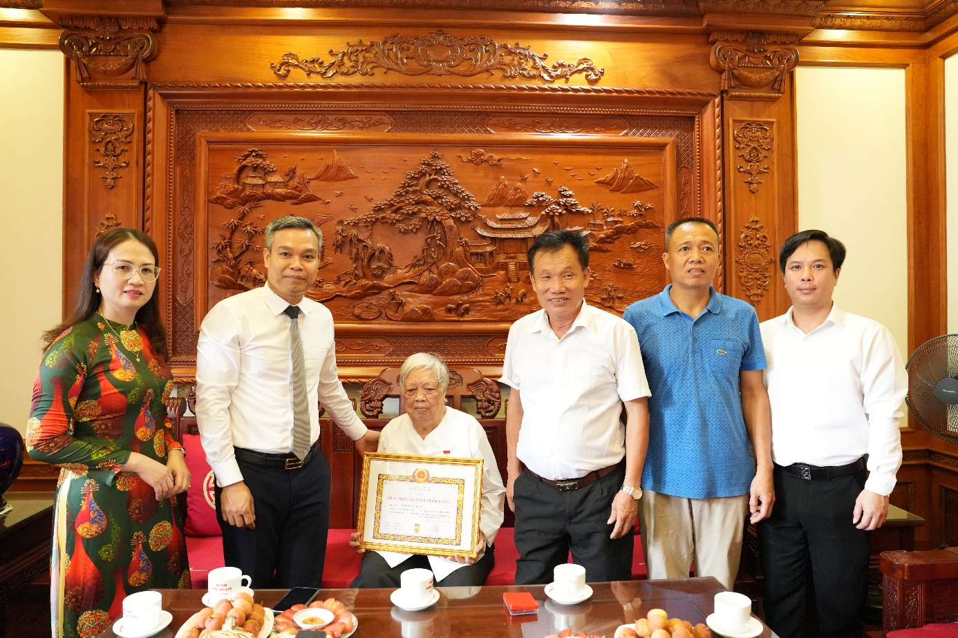 Lãnh đạo xã Thuận An trao Huy hiệu Đảng, tri ân những đảng viên lão thành