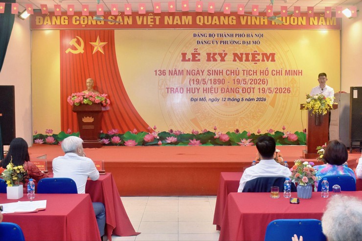 Phường Đại Mỗ trang trọng trao Huy hiệu Đảng cho 63 đảng viên lão thành dịp 19-5
