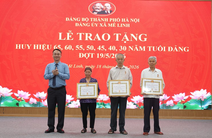 Xã Mê Linh trao Huy hiệu Đảng cho 43 đảng viên, lan tỏa giá trị cống hiến và truyền thống cách mạng