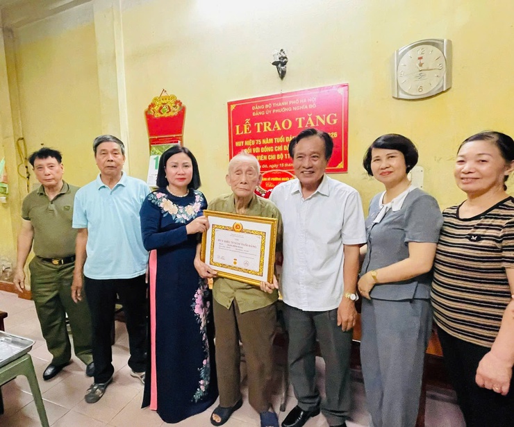 Phường Nghĩa Đô trang trọng trao Huy hiệu 75 năm tuổi Đảng, tôn vinh người đảng viên kiên trung với sự nghiệp cách mạng